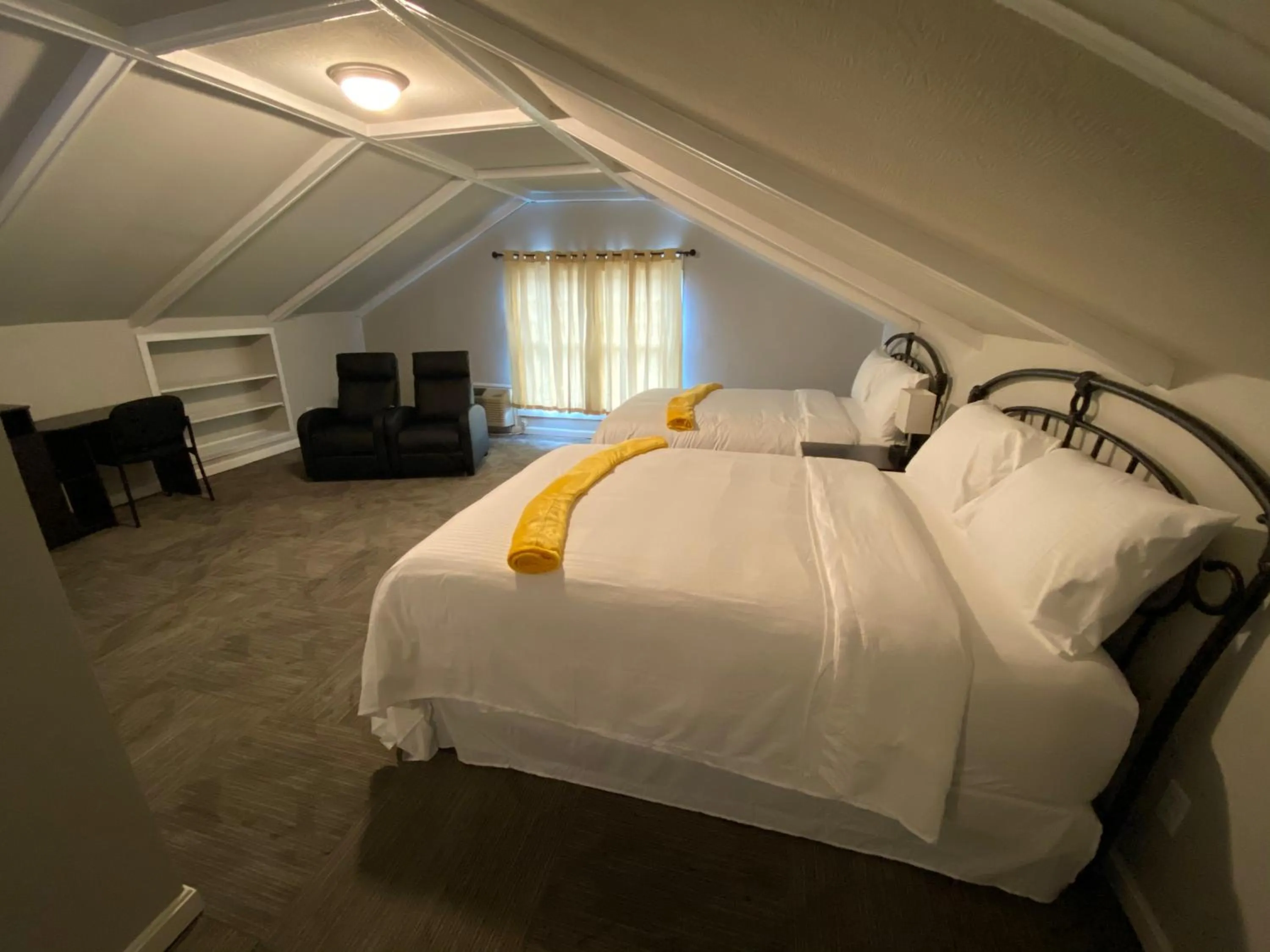 Bed in Twin Lakes Creamery, Grill & Inn