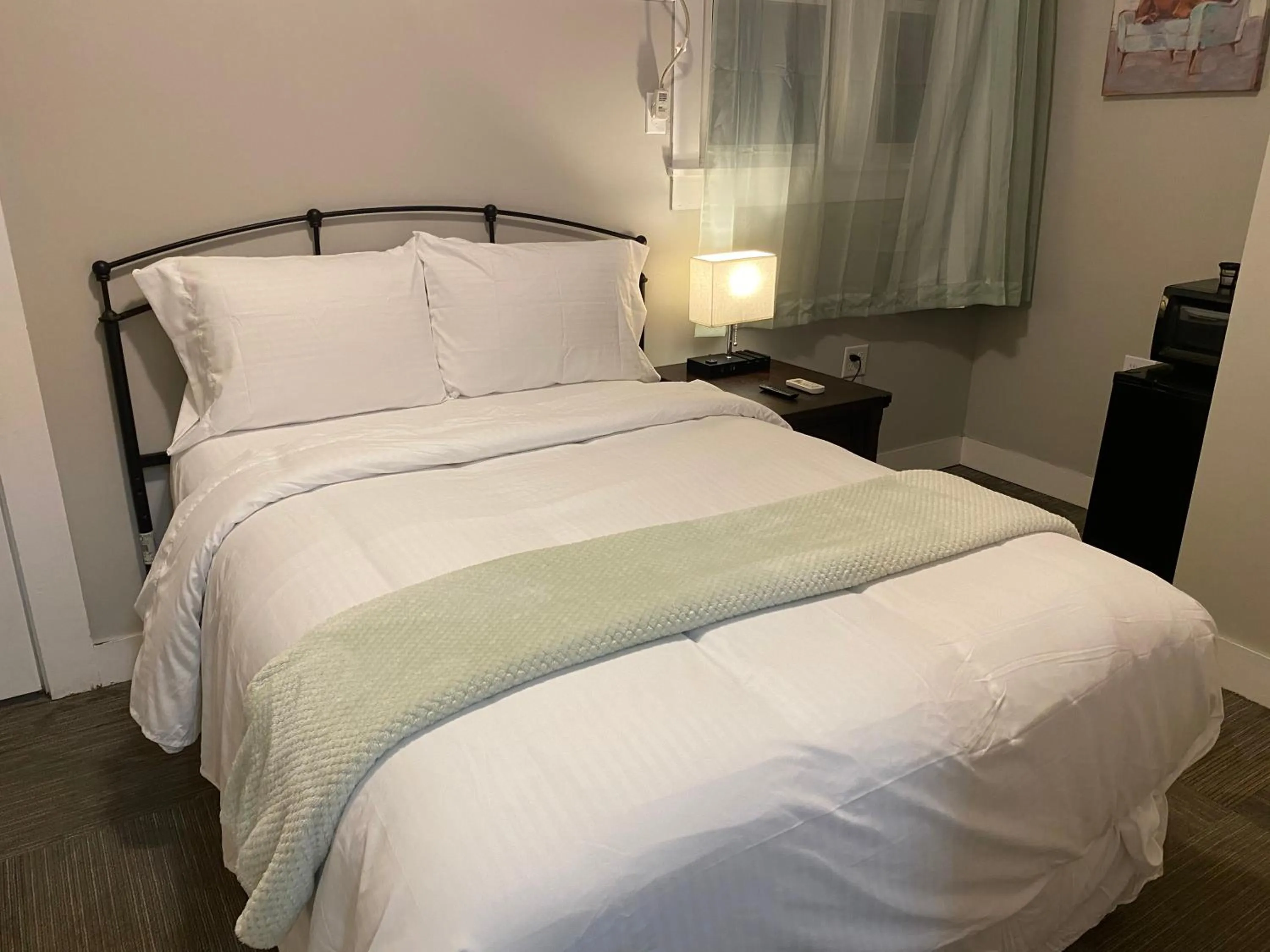 Bed in Twin Lakes Creamery, Grill & Inn