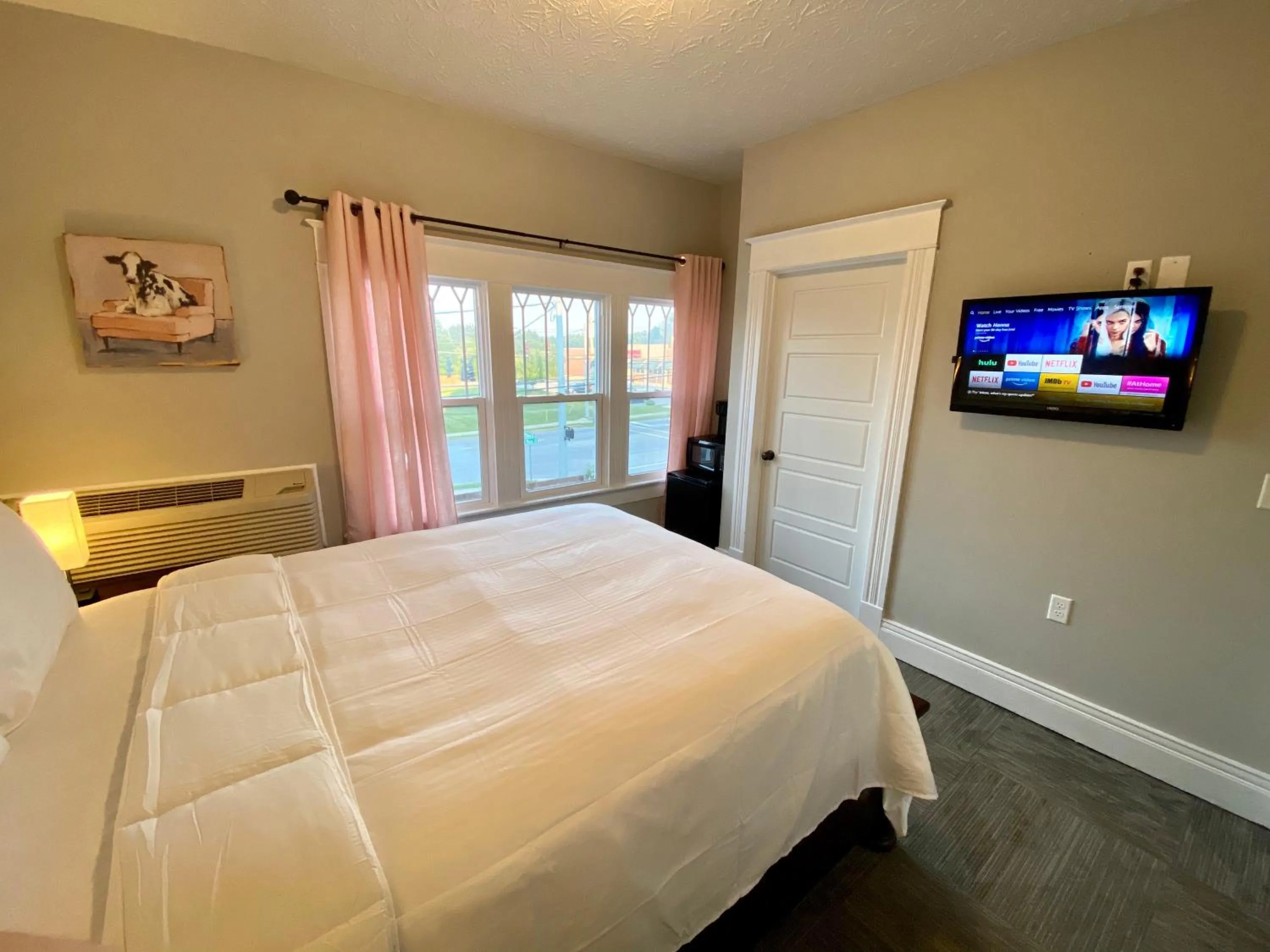 Bed in Twin Lakes Creamery, Grill & Inn