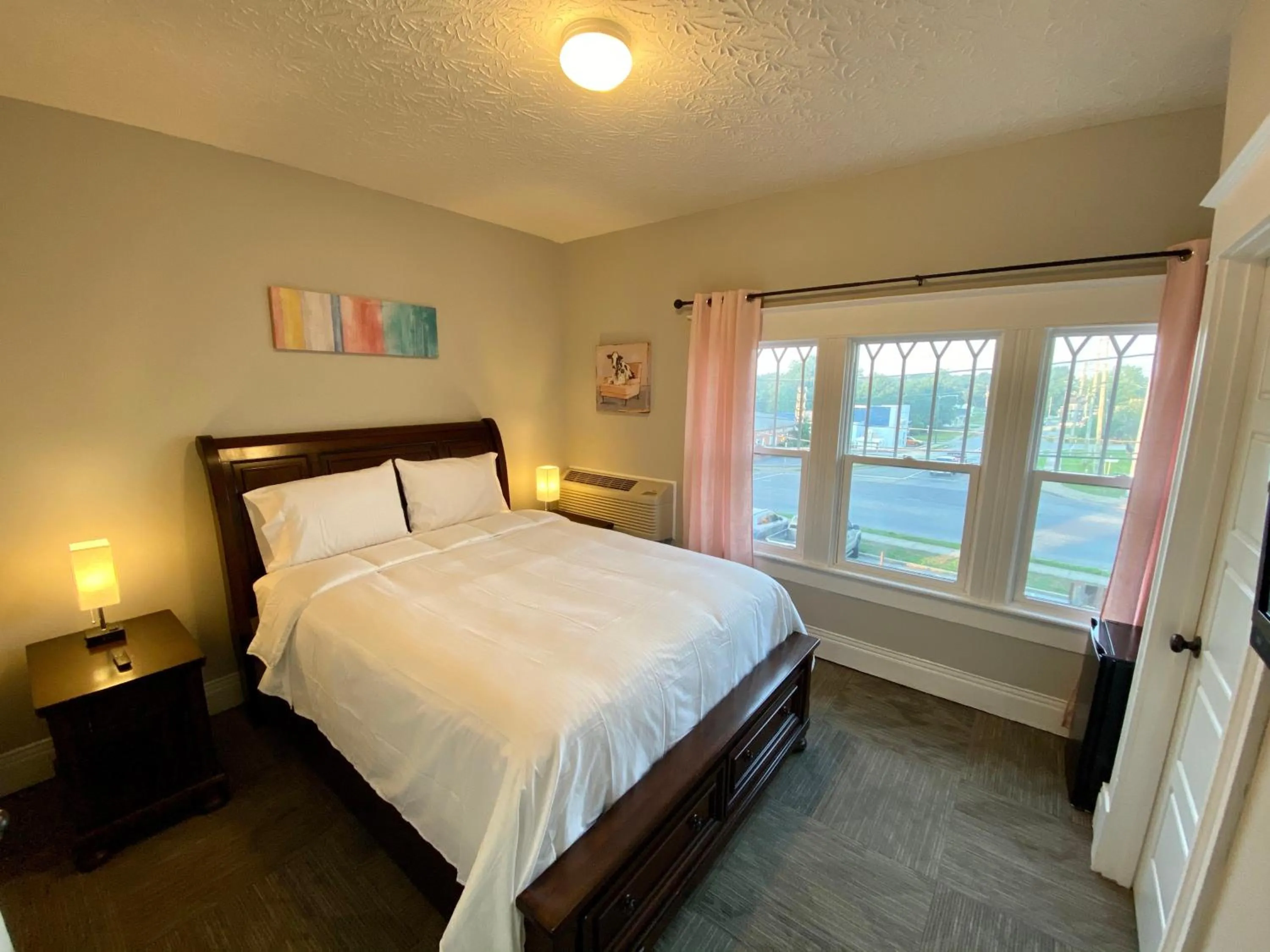 Bed in Twin Lakes Creamery, Grill & Inn