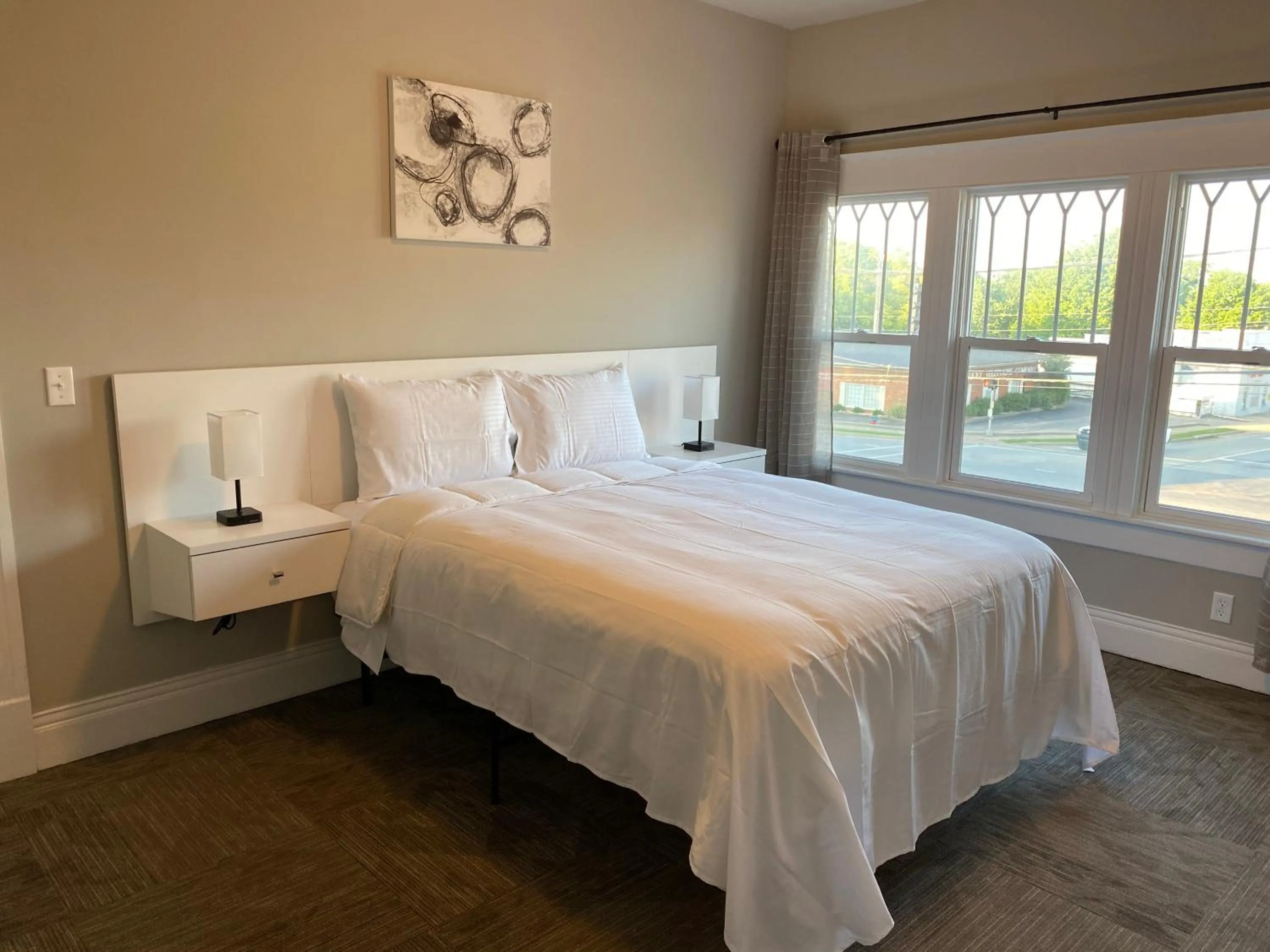 Bed in Twin Lakes Creamery, Grill & Inn