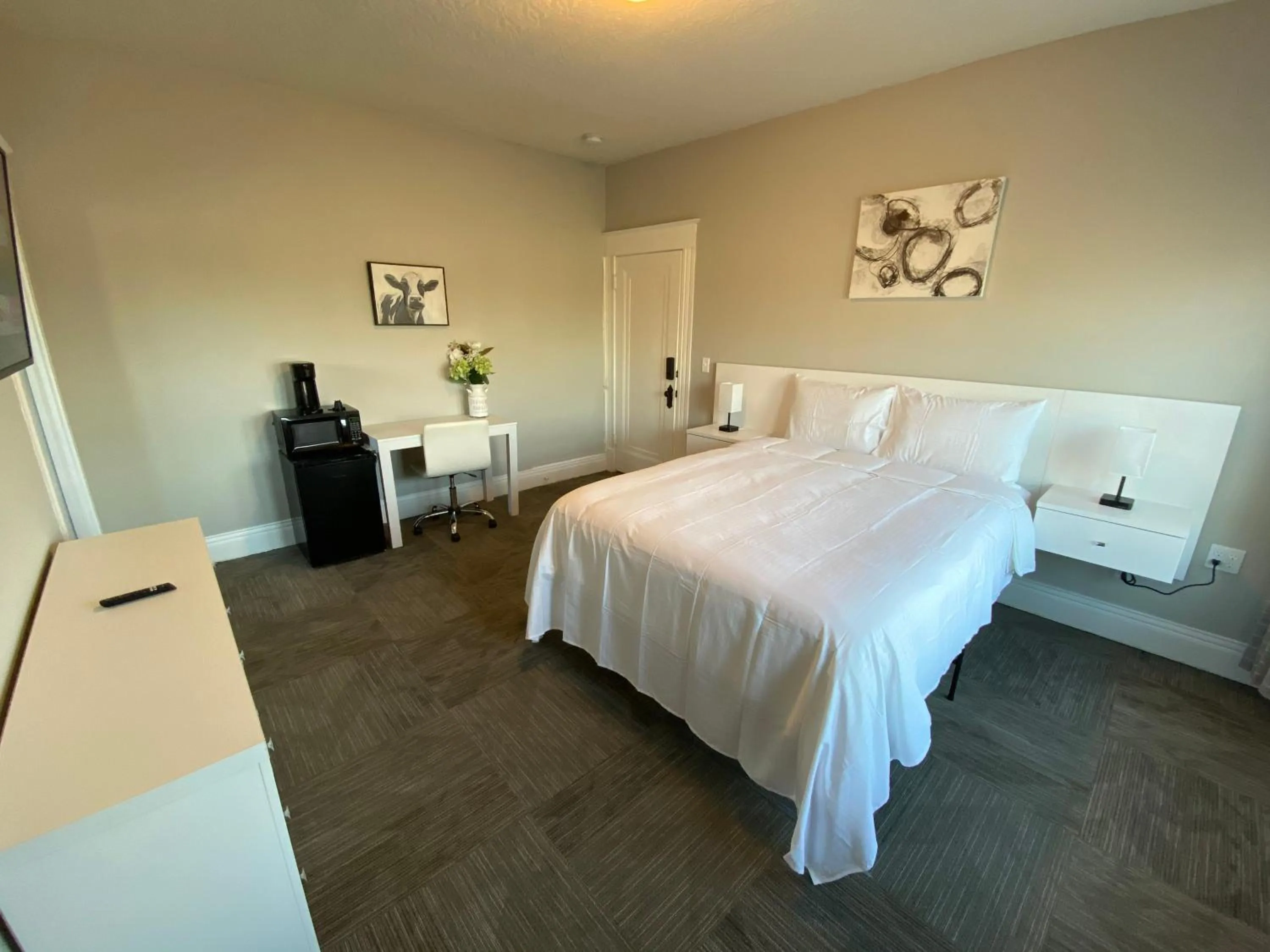 Bed in Twin Lakes Creamery, Grill & Inn