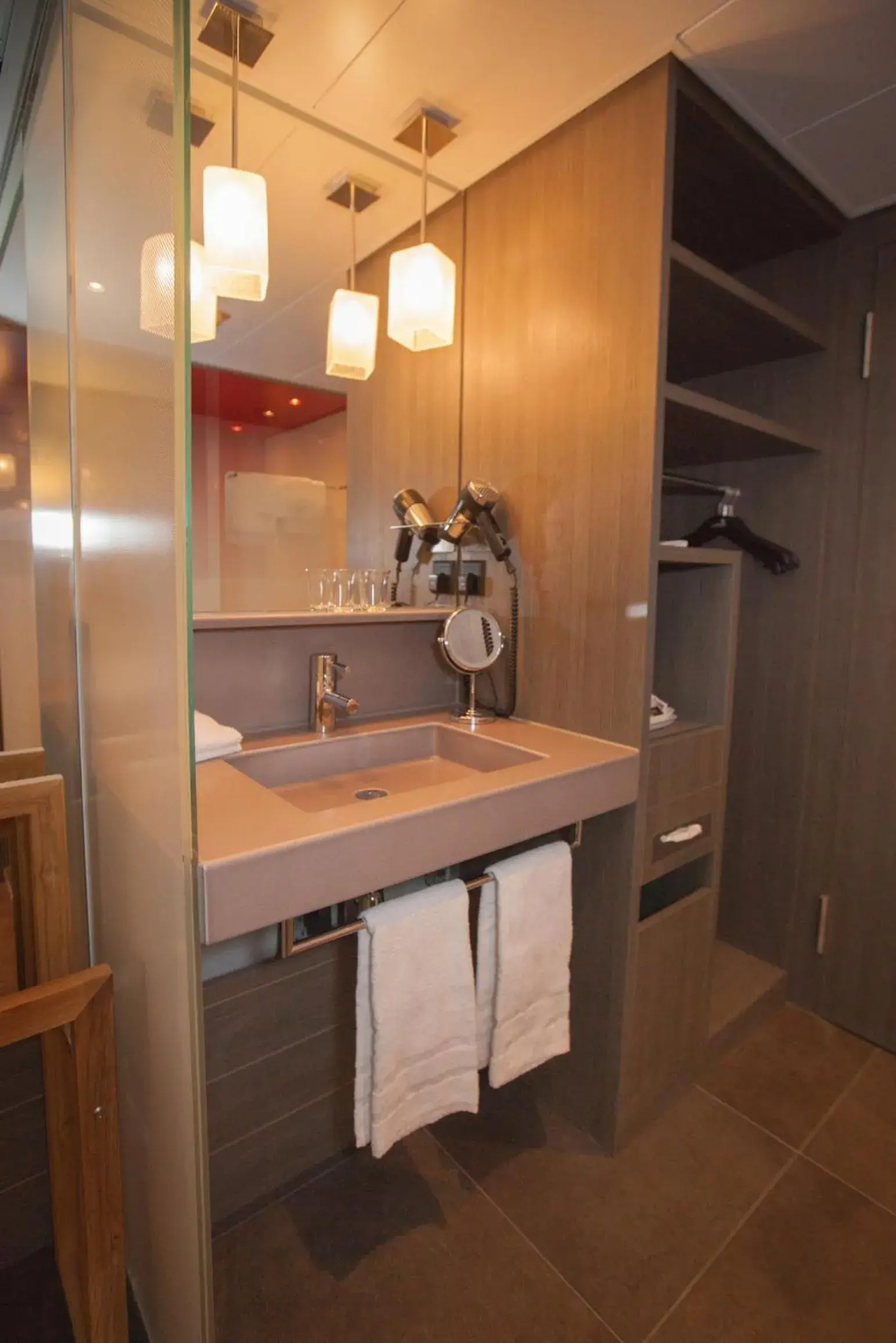 Bathroom in Agora Swiss Night by Fassbind Bathroom in Agora Swiss Night by Fassbind