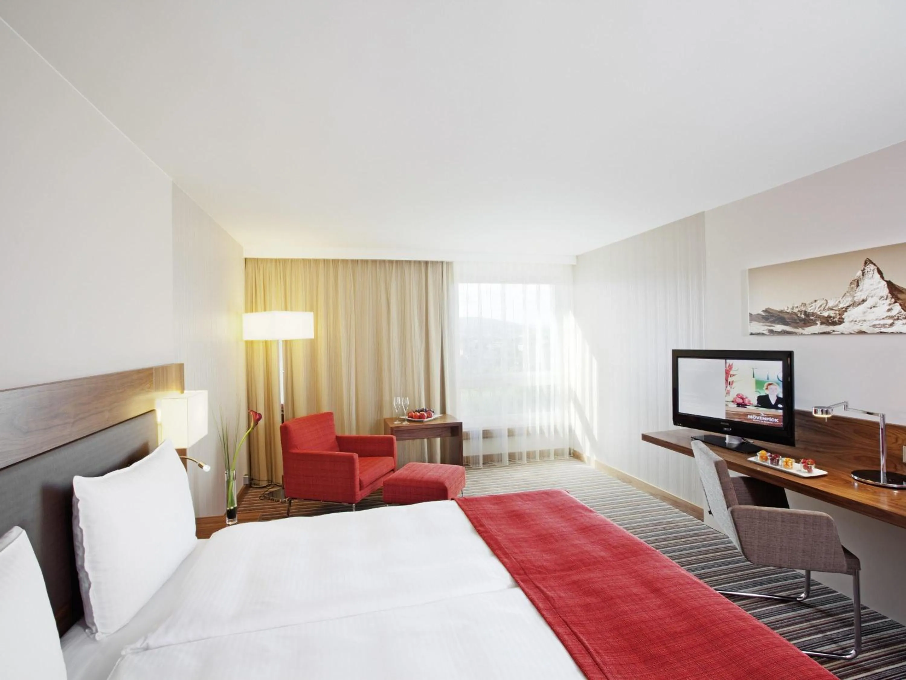 Bedroom, Bed in Mövenpick Hotel Zurich Airport