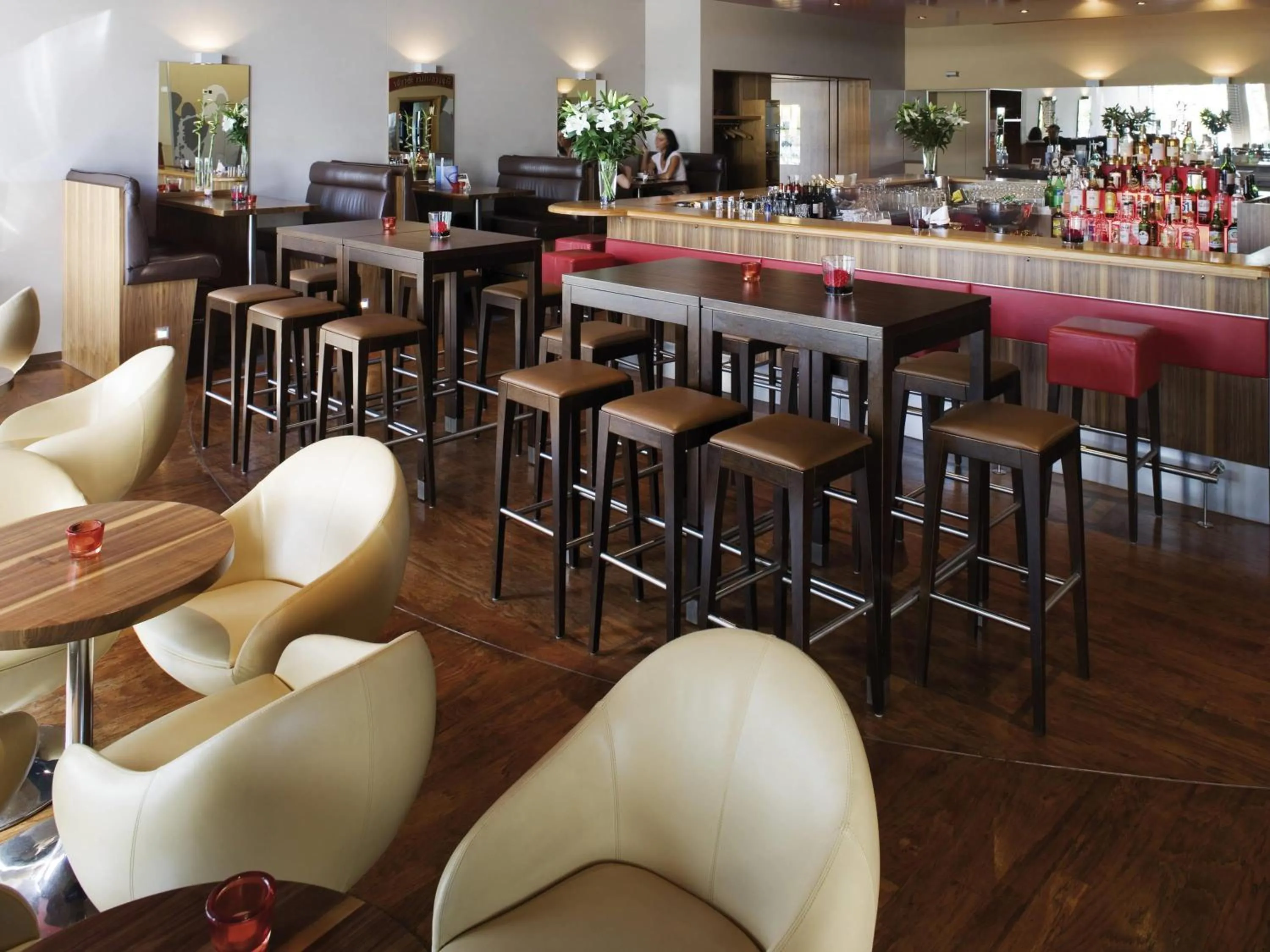 Lounge or bar in Mövenpick Hotel Zurich Airport