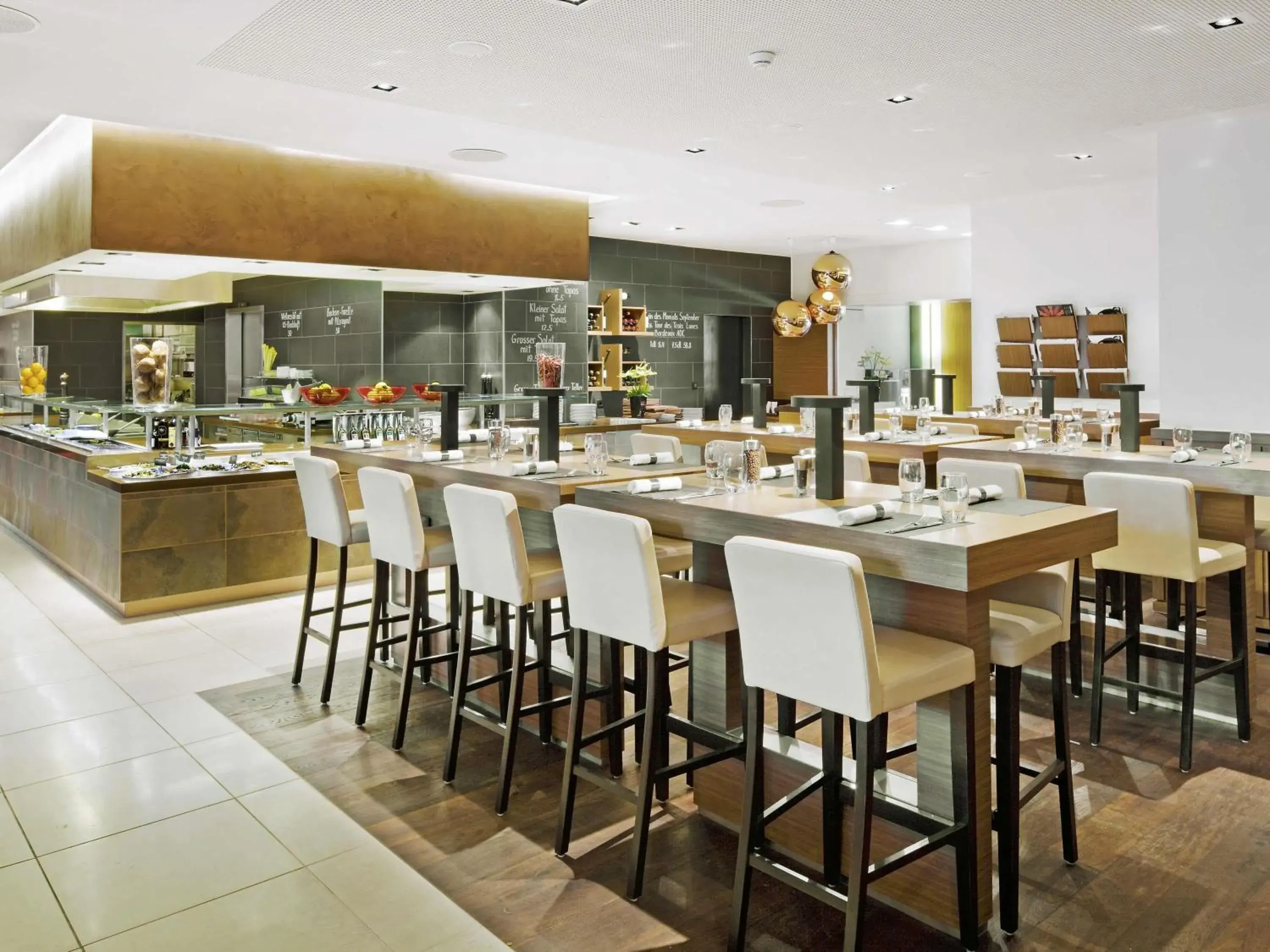 Restaurant/places to eat in Mövenpick Hotel Zurich Airport Restaurant/places to eat in Mövenpick Hotel Zurich Airport