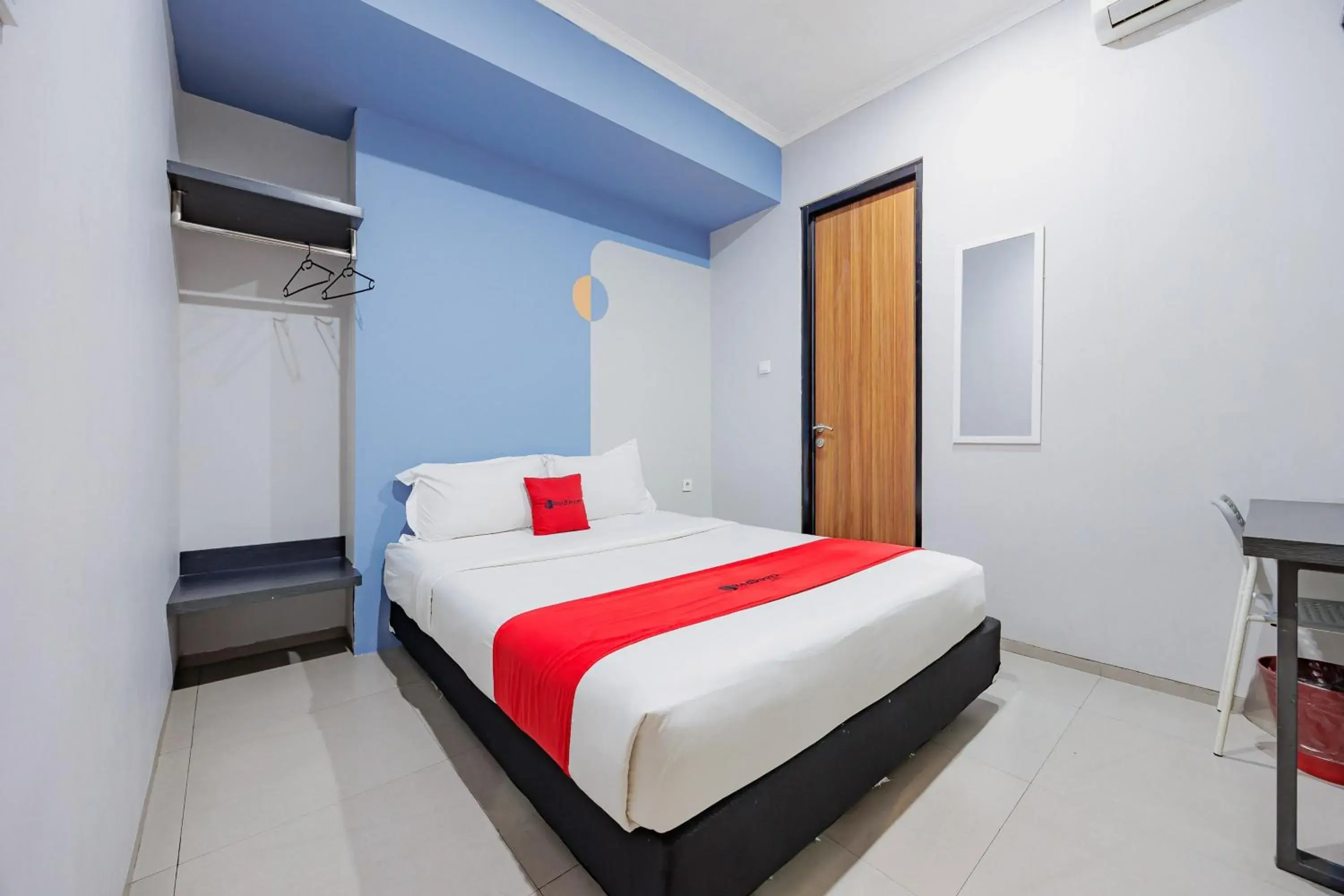 Bed in RedDoorz Plus near Radio Dalam 3 Bed in RedDoorz Plus near Radio Dalam 3