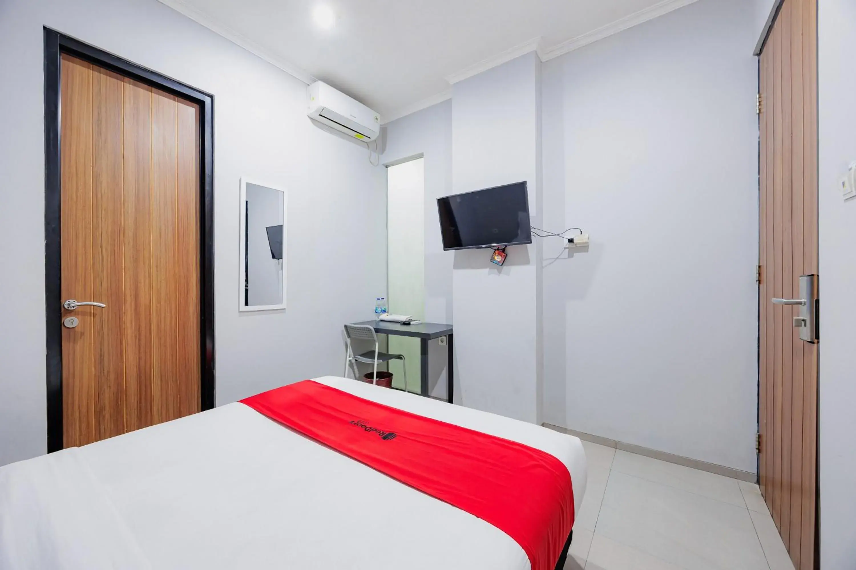 Bed in RedDoorz Plus near Radio Dalam 3 Bed in RedDoorz Plus near Radio Dalam 3