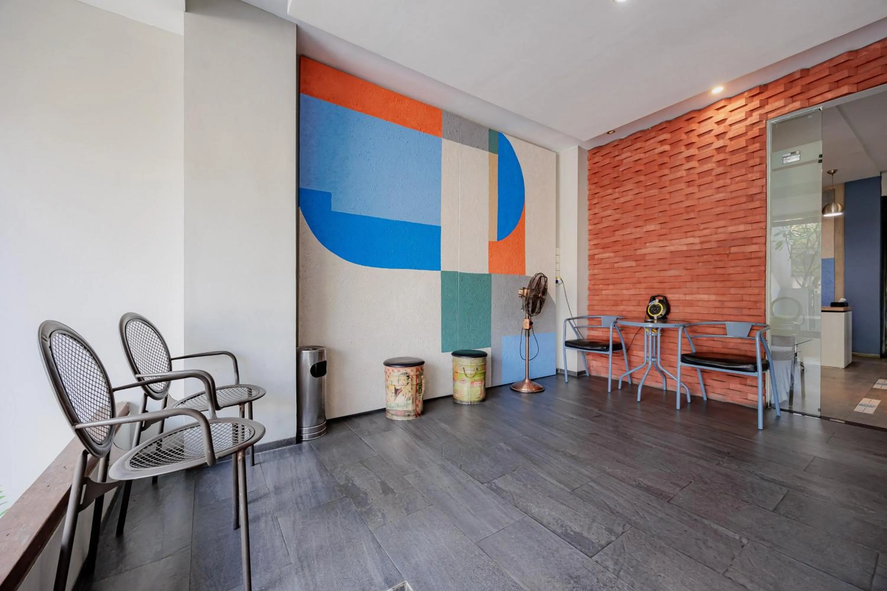 RedDoorz Plus near Radio Dalam 3