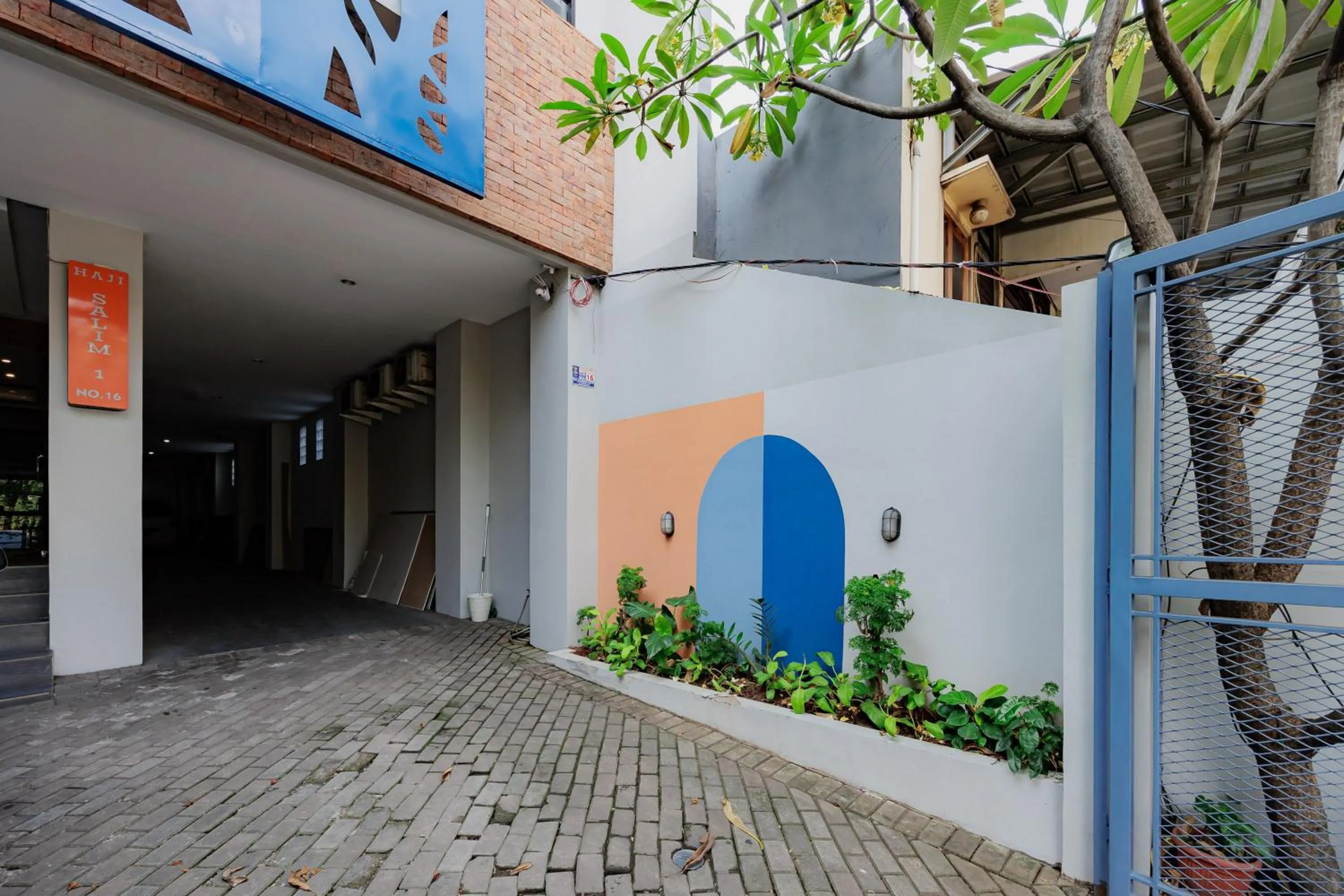 RedDoorz Plus near Radio Dalam 3