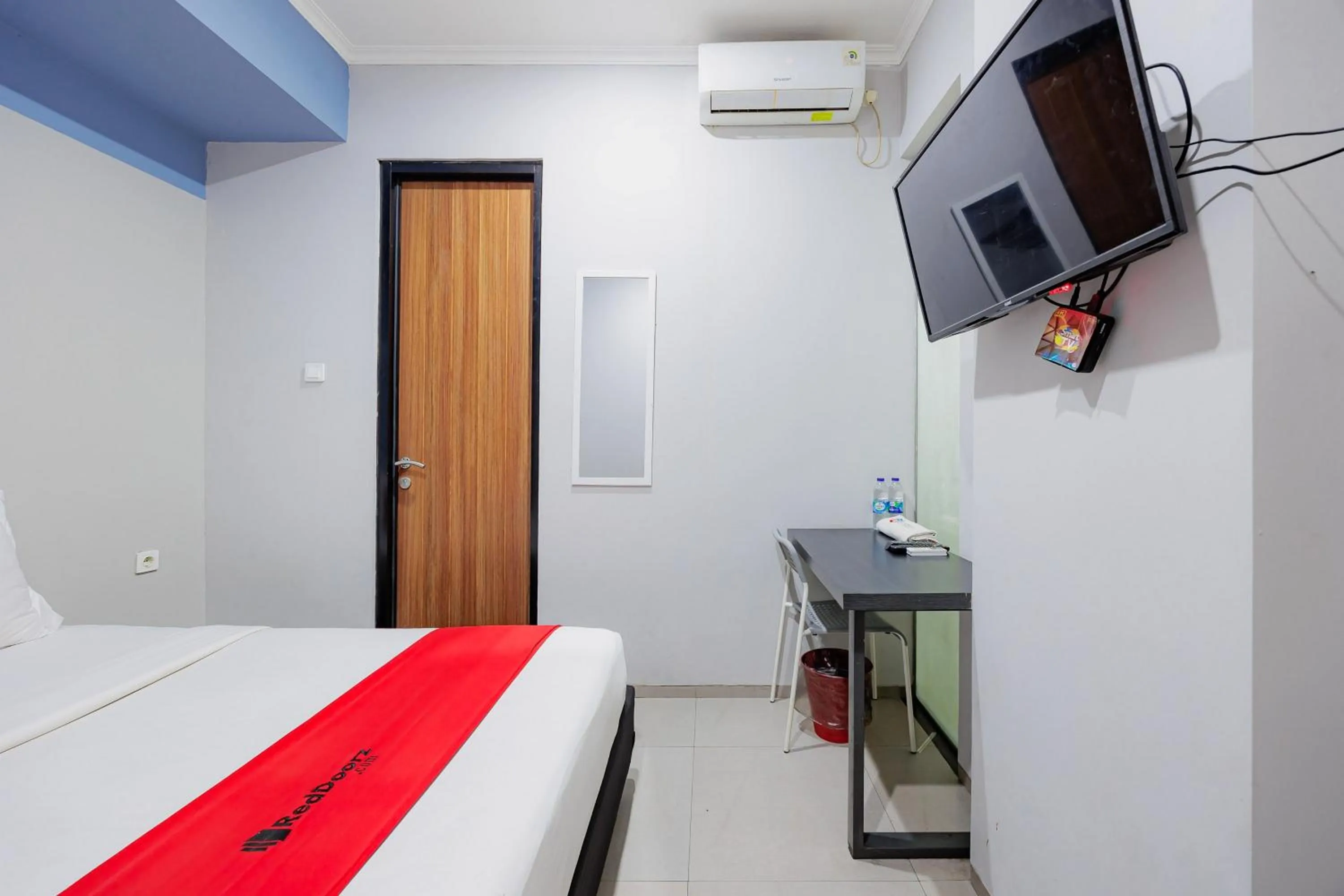 Bed in RedDoorz Plus near Radio Dalam 3