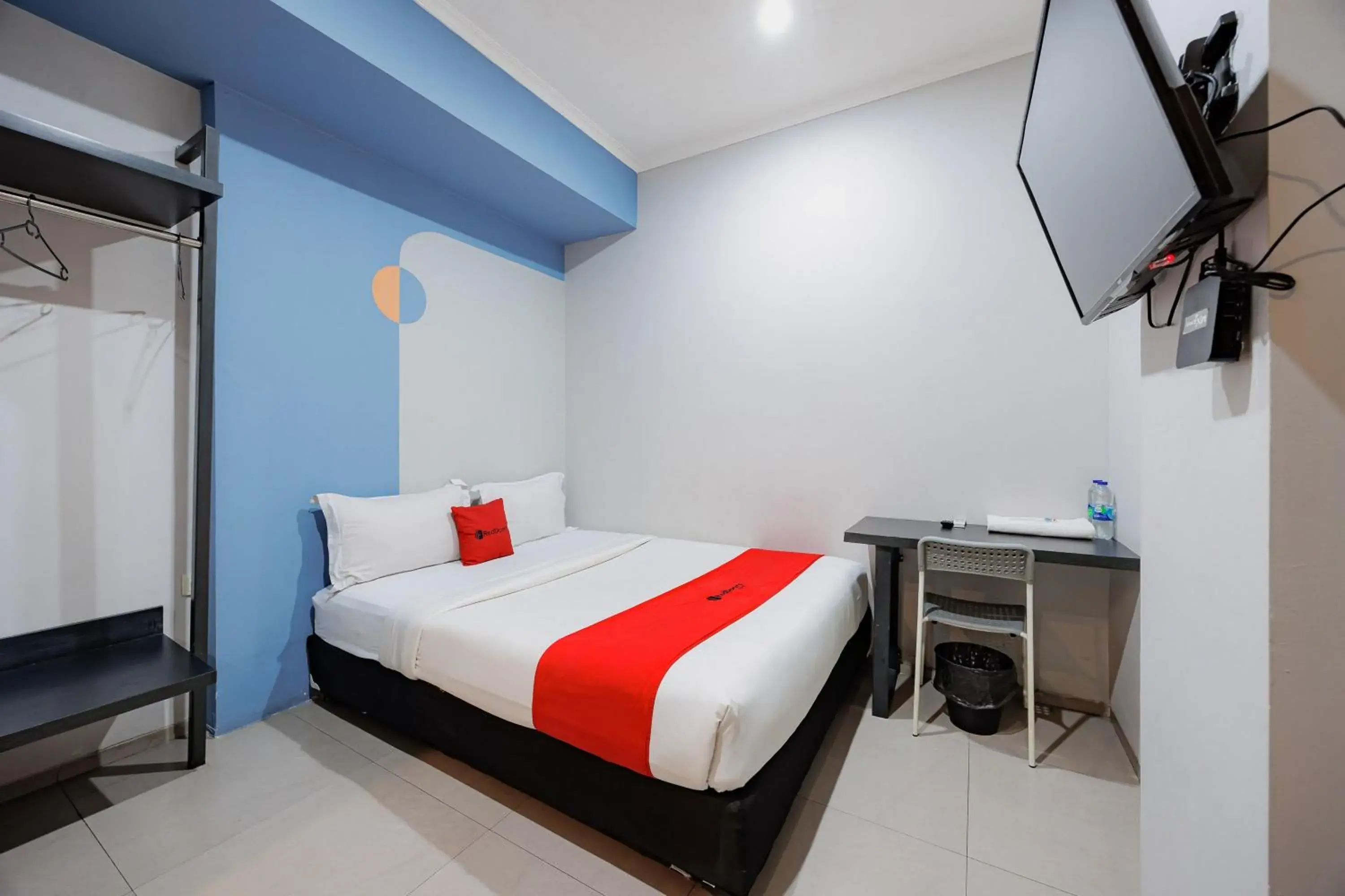Bed in RedDoorz Plus near Radio Dalam 3 Bed in RedDoorz Plus near Radio Dalam 3