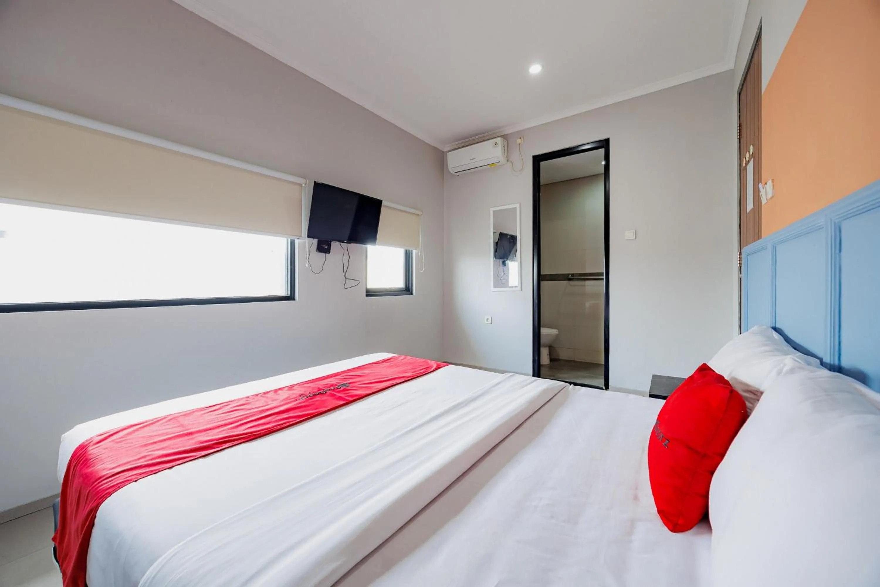 Bed in RedDoorz Plus near Radio Dalam 3