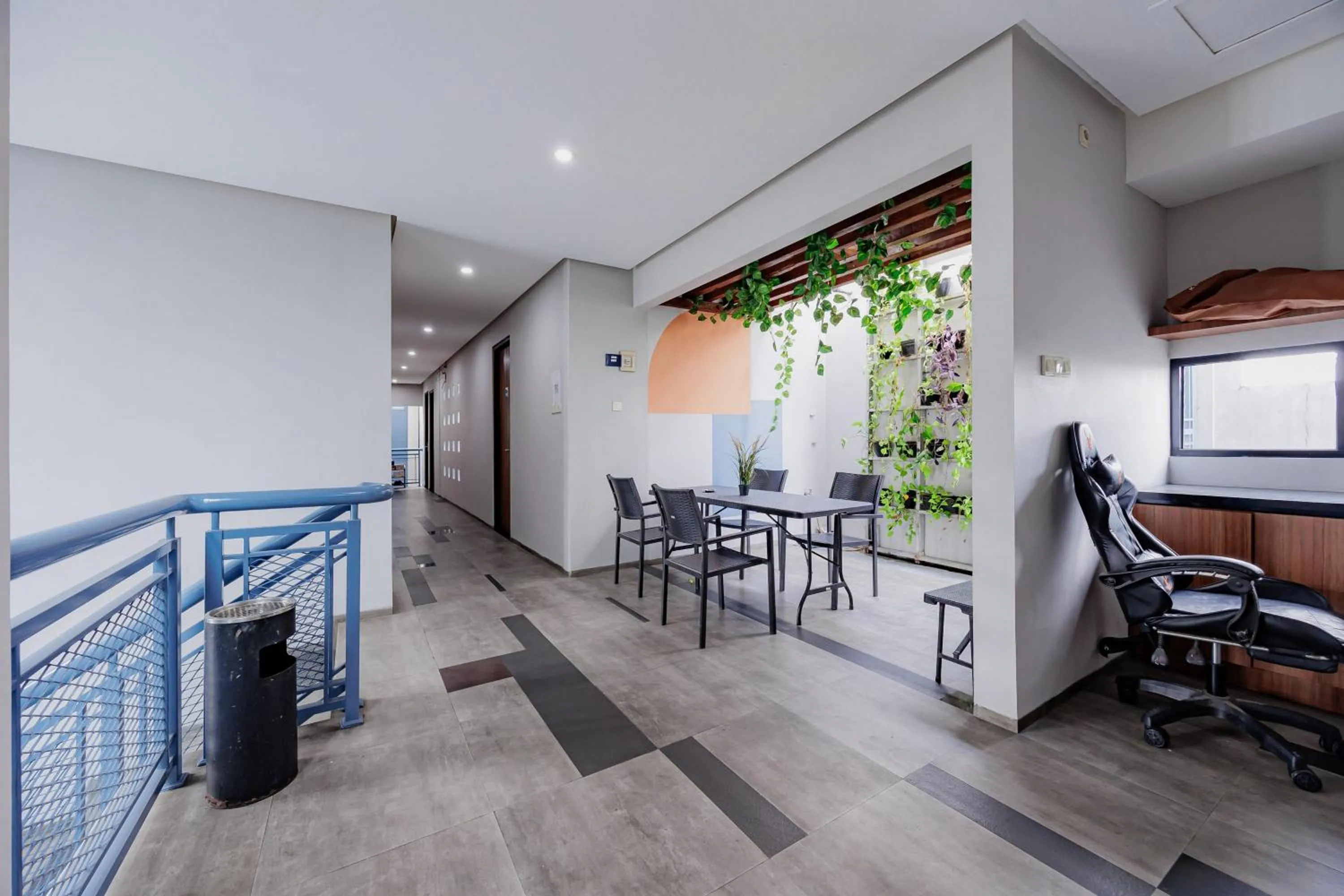 RedDoorz Plus near Radio Dalam 3