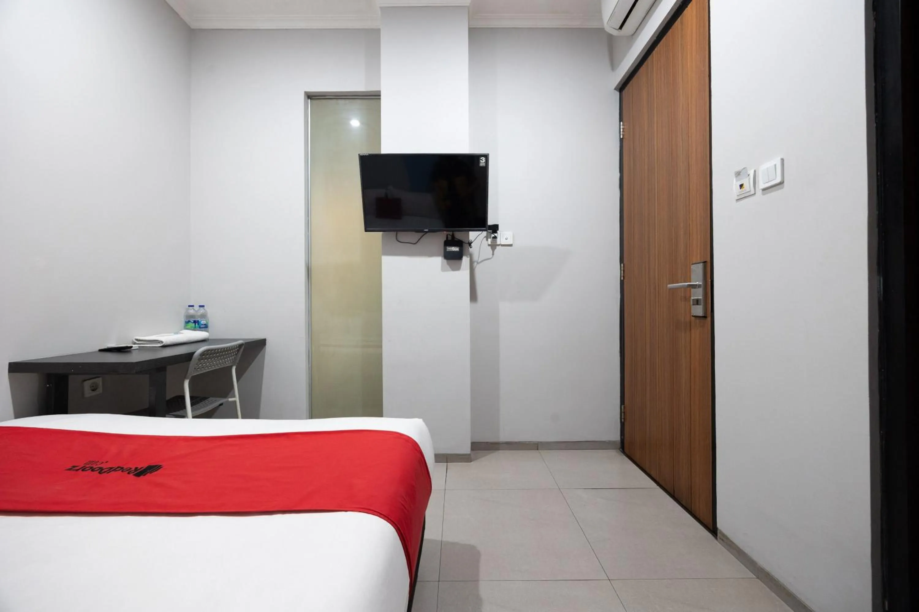 Bed in RedDoorz Plus near Radio Dalam 3