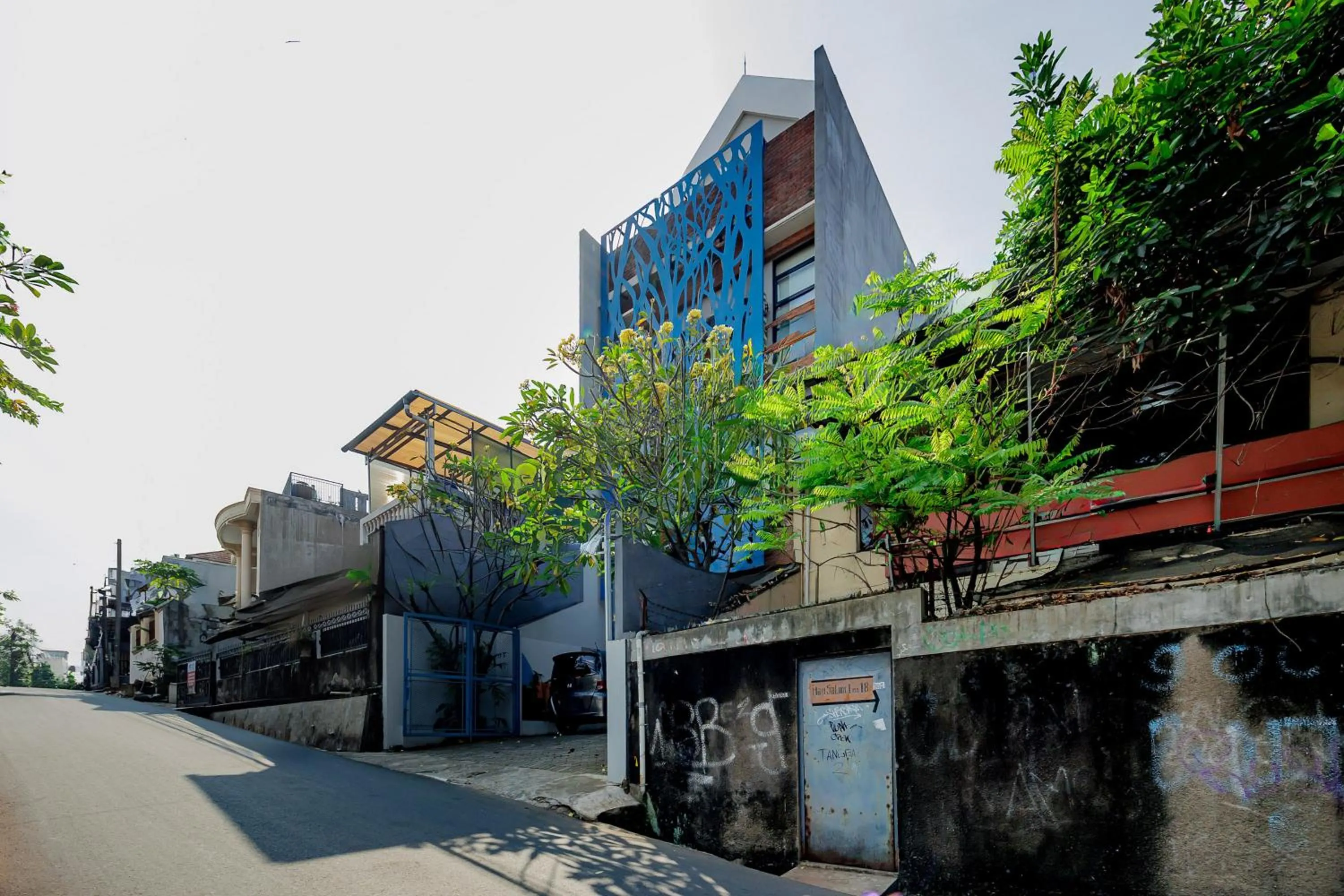 RedDoorz Plus near Radio Dalam 3