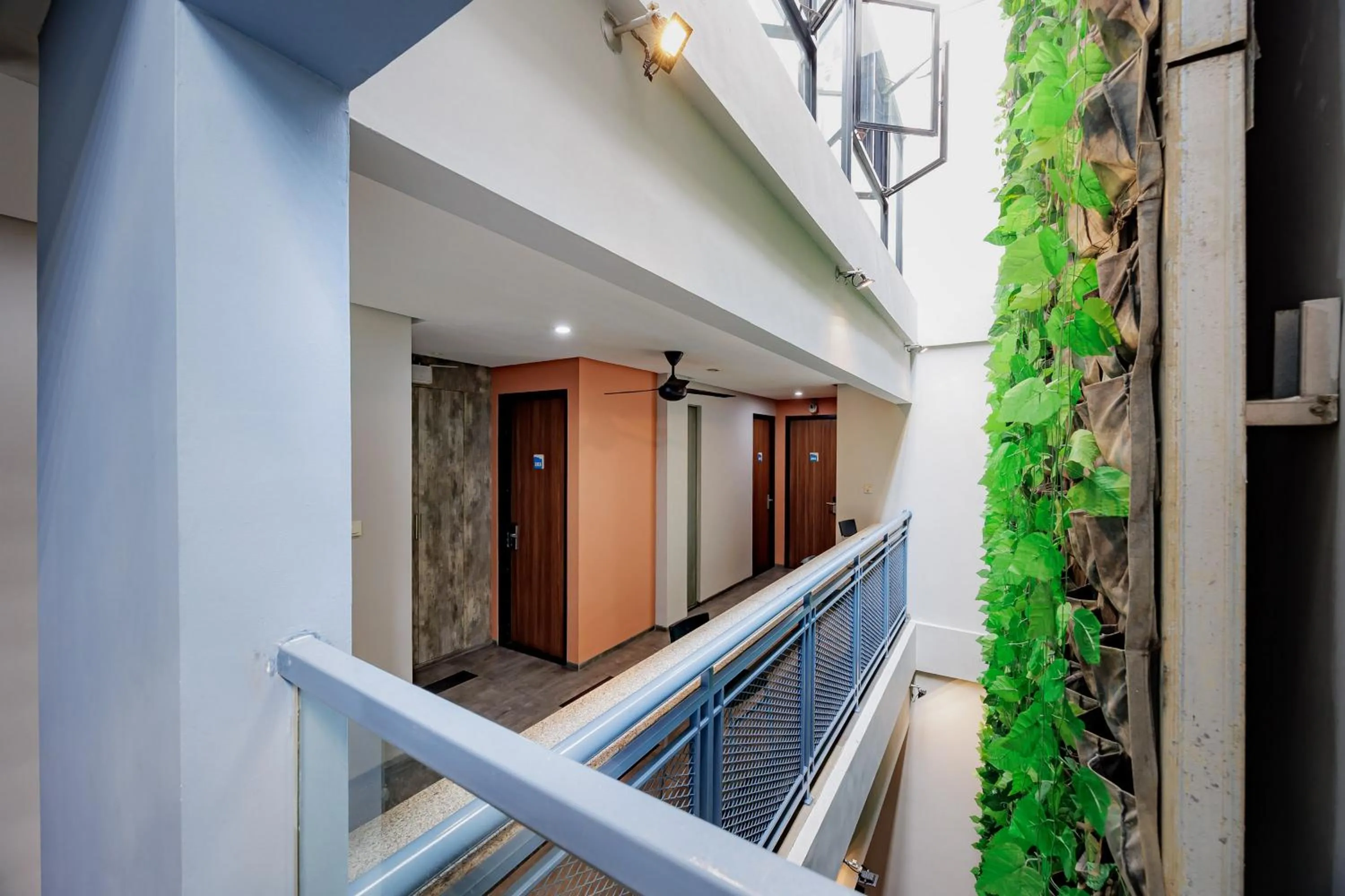 RedDoorz Plus near Radio Dalam 3