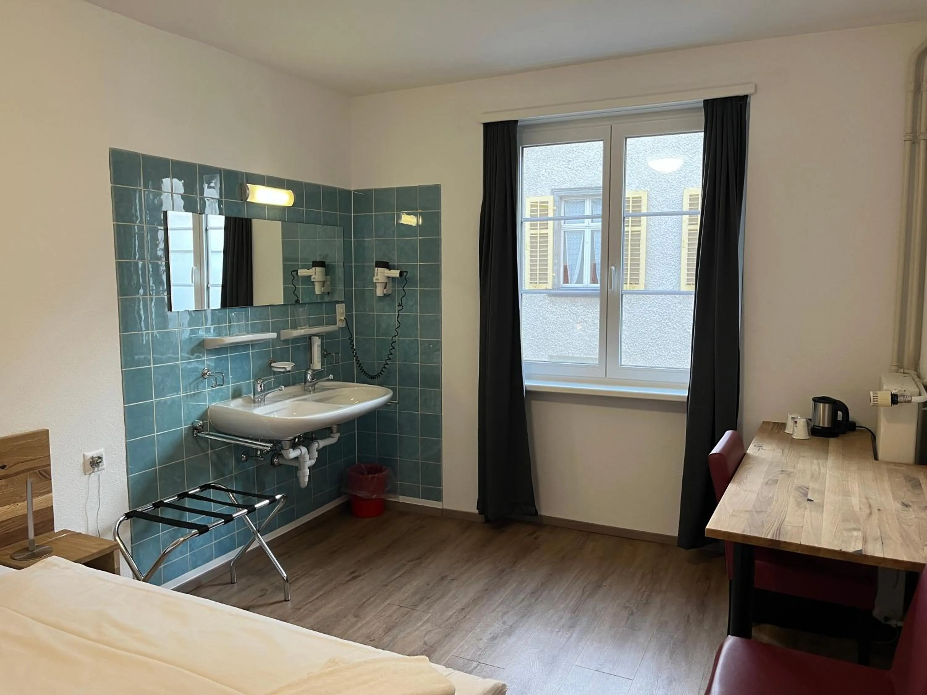 Bathroom, Bed in Hotel Drei Könige