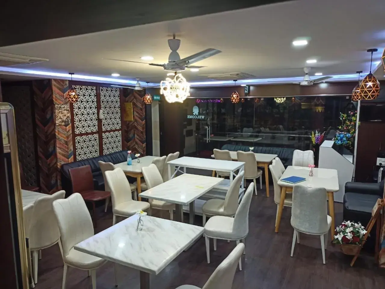 Restaurant/places to eat in Dwaraka Inn Restaurant/places to eat in Dwaraka Inn