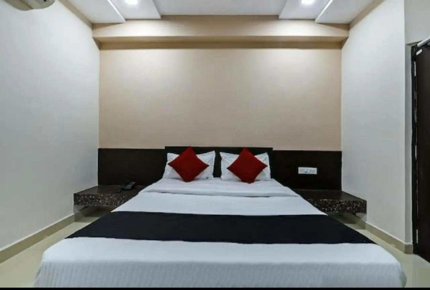 Bedroom, Bed in Dwaraka Inn Bedroom, Bed in Dwaraka Inn