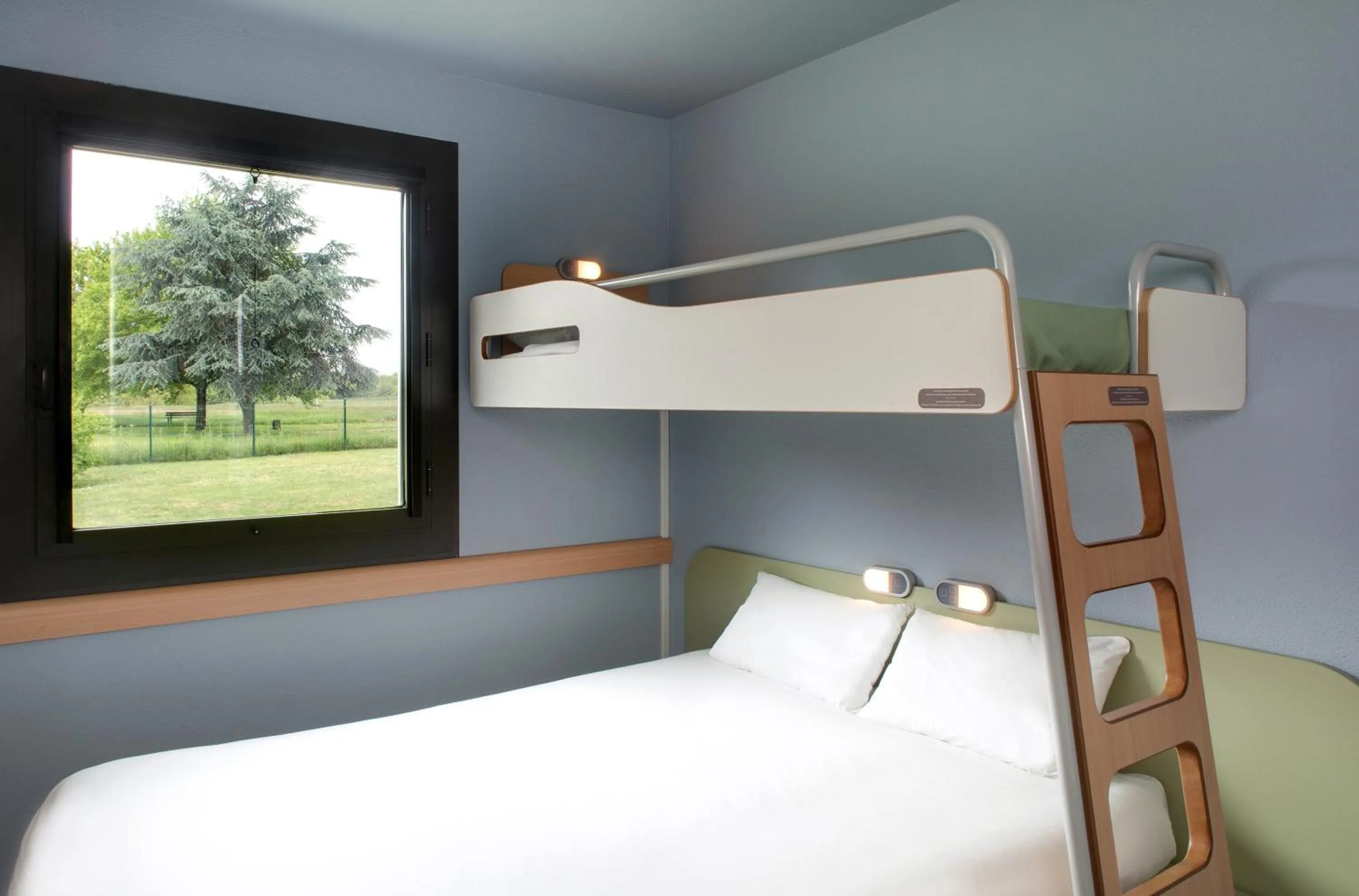 Shower, Bed in ibis budget Montceau les Mines