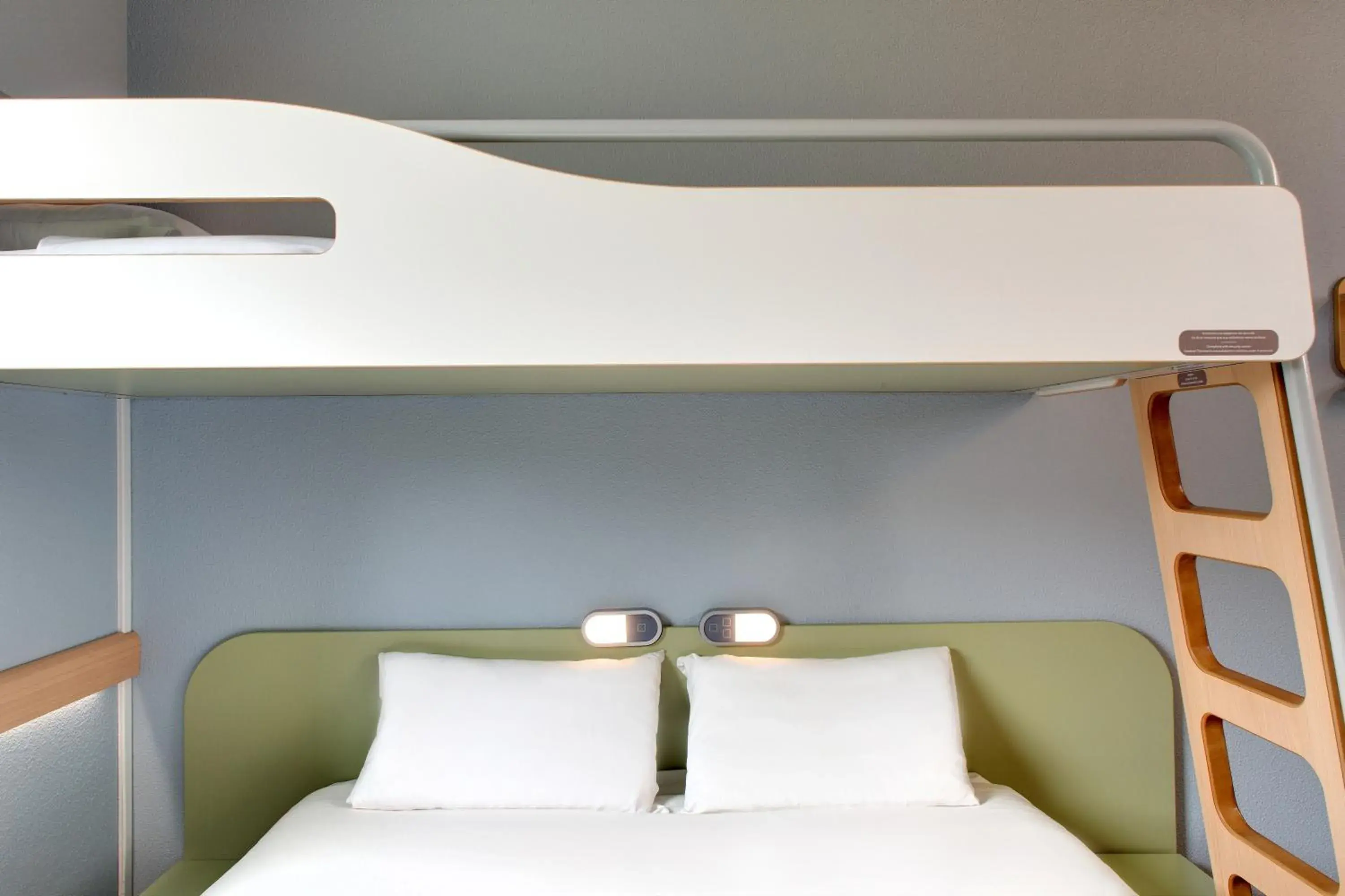 Shower, Bed in ibis budget Montceau les Mines Shower, Bed in ibis budget Montceau les Mines