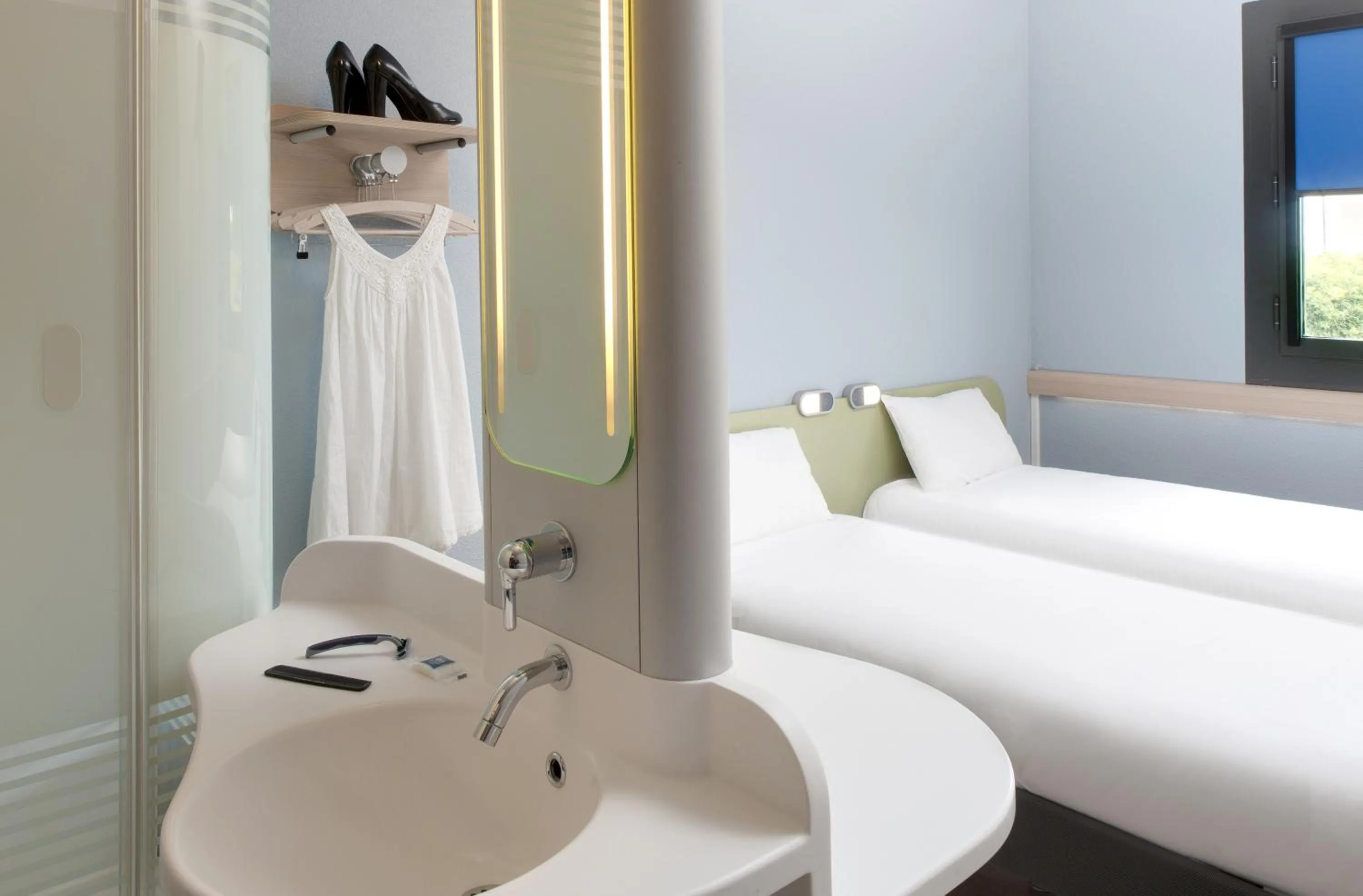 Shower, Bed in ibis budget Montceau les Mines