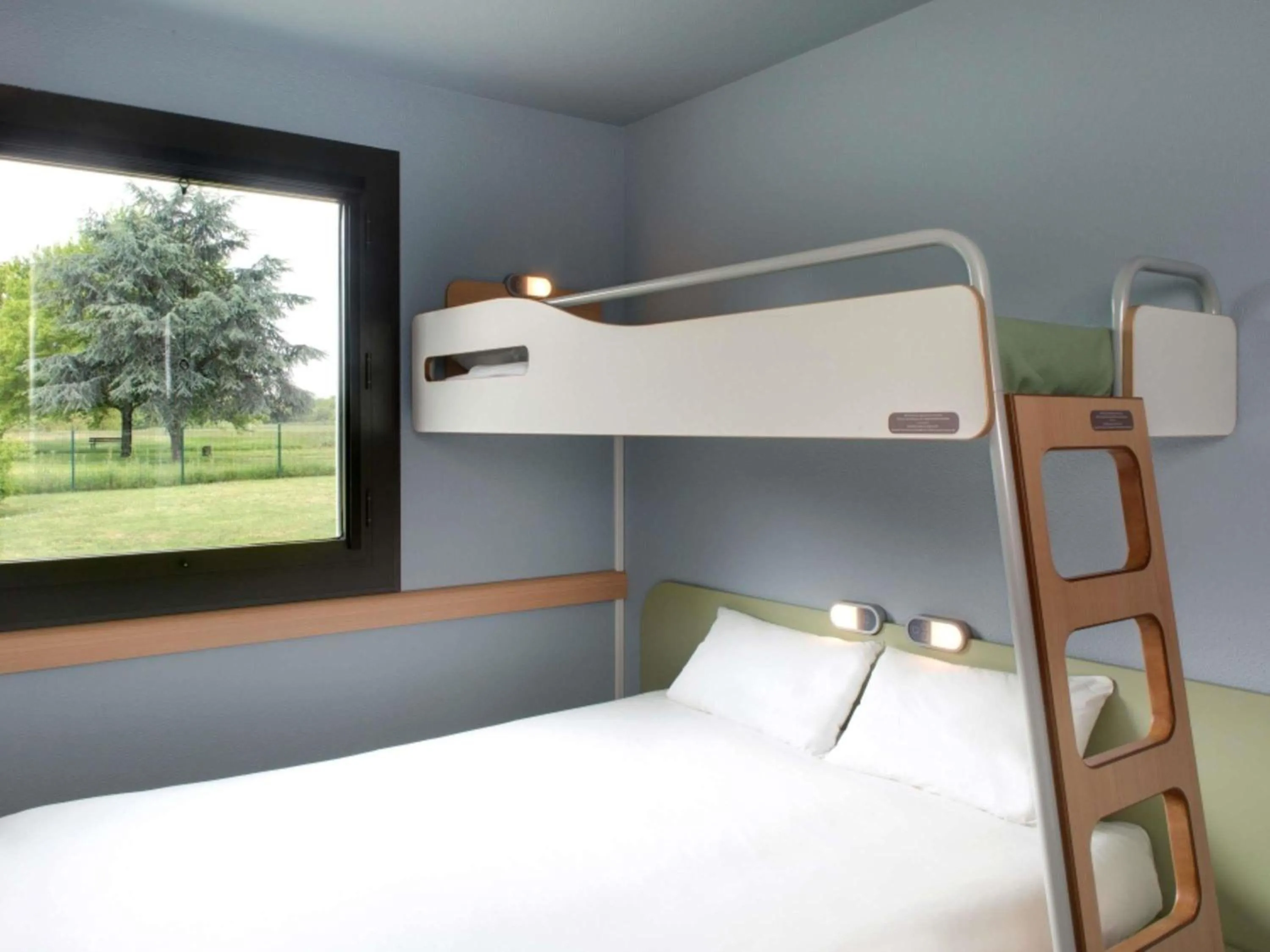 Bedroom, Bed in ibis budget Montceau les Mines