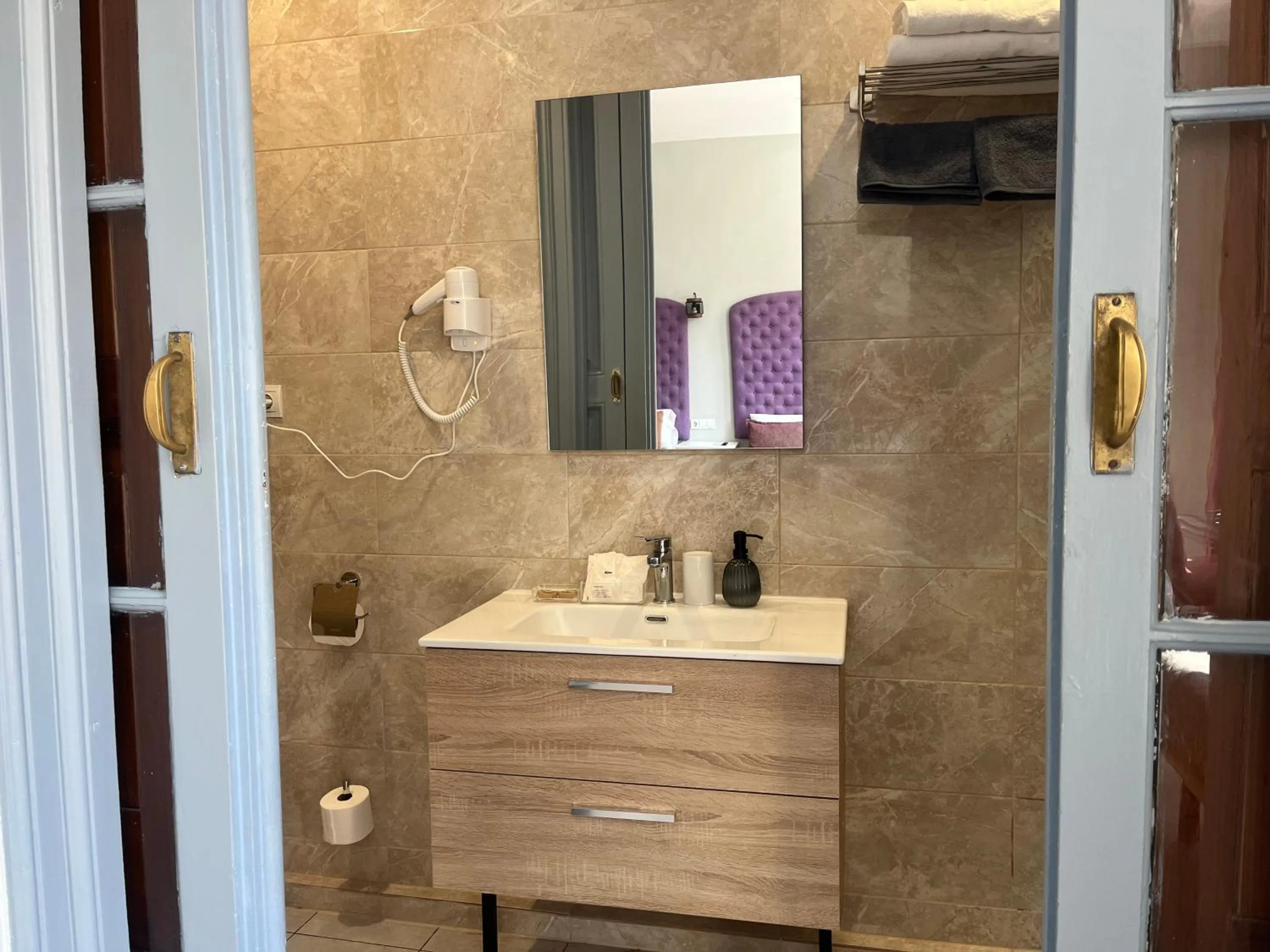 Bathroom in Hotel Ginebra