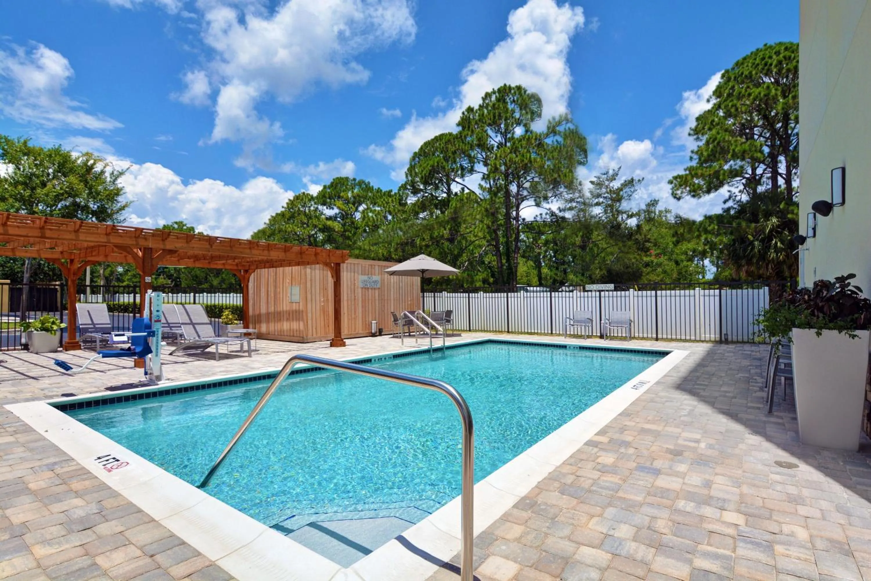 Swimming pool in TownePlace Suites by Marriott Jacksonville East