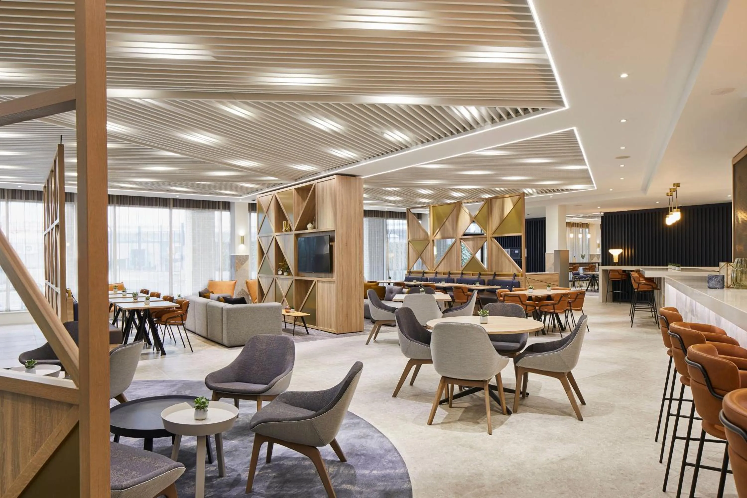 Lounge or bar in Courtyard by Marriott London City Airport