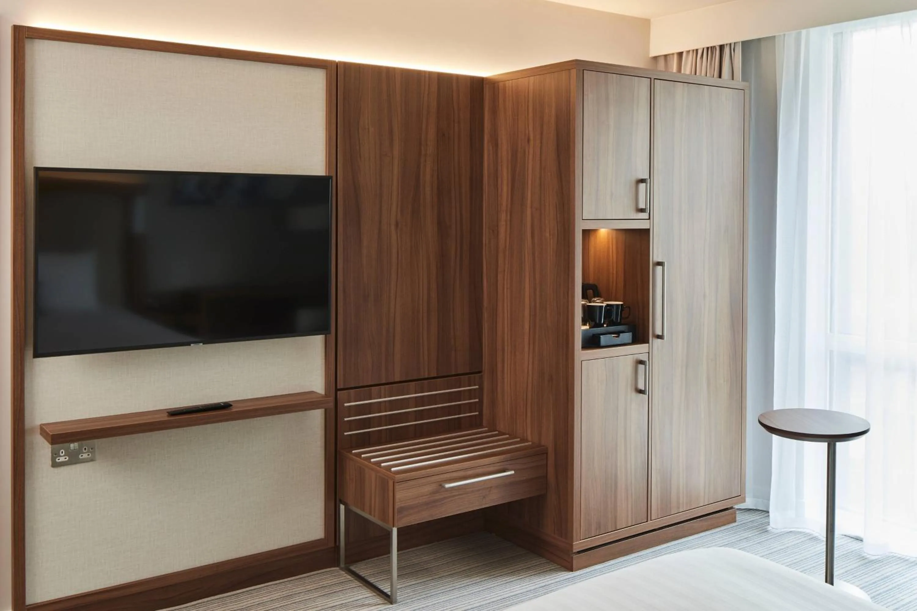 Photo of the whole room in Courtyard by Marriott London City Airport