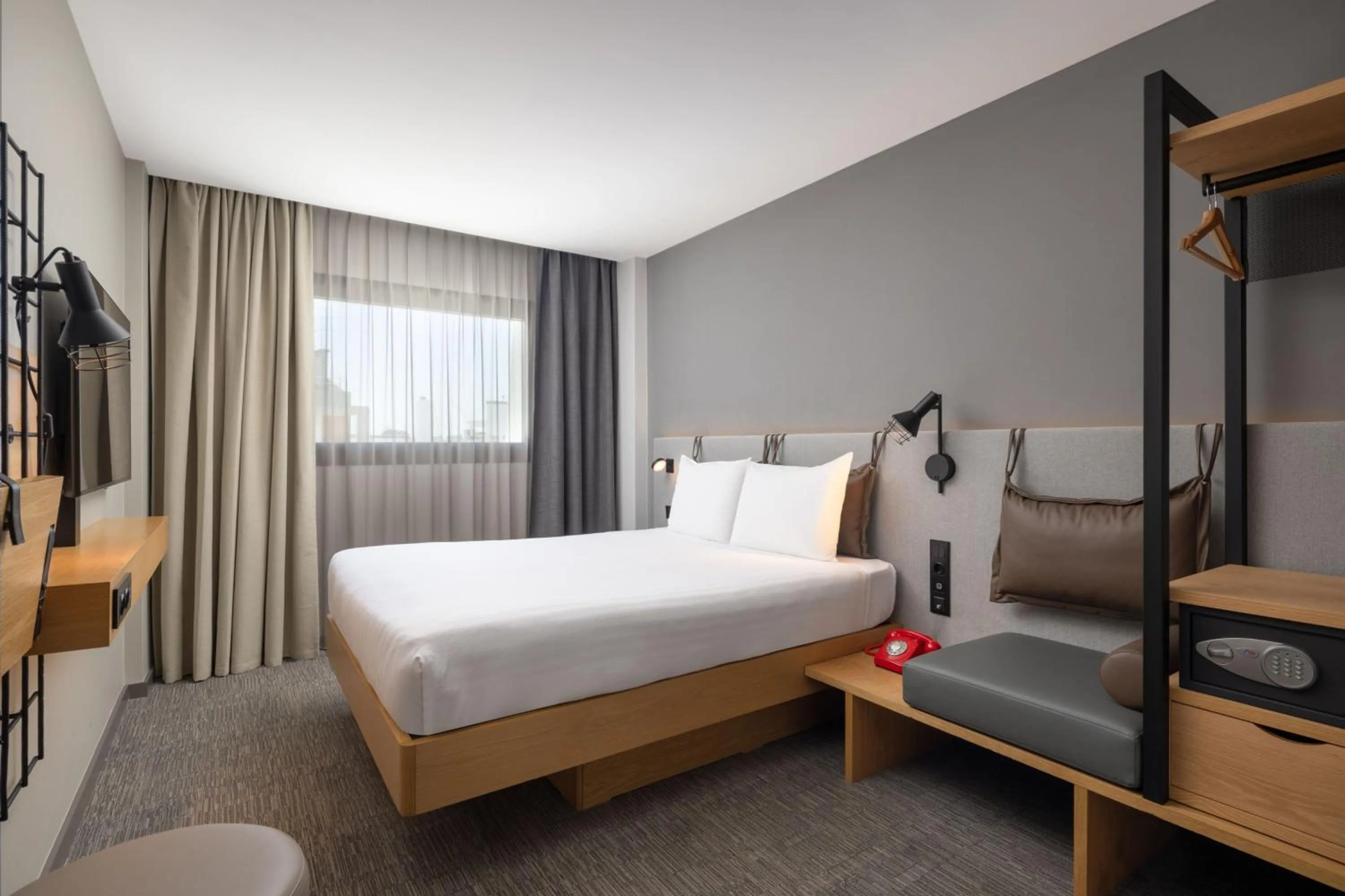 Photo of the whole room, Bed in Moxy Lisbon City