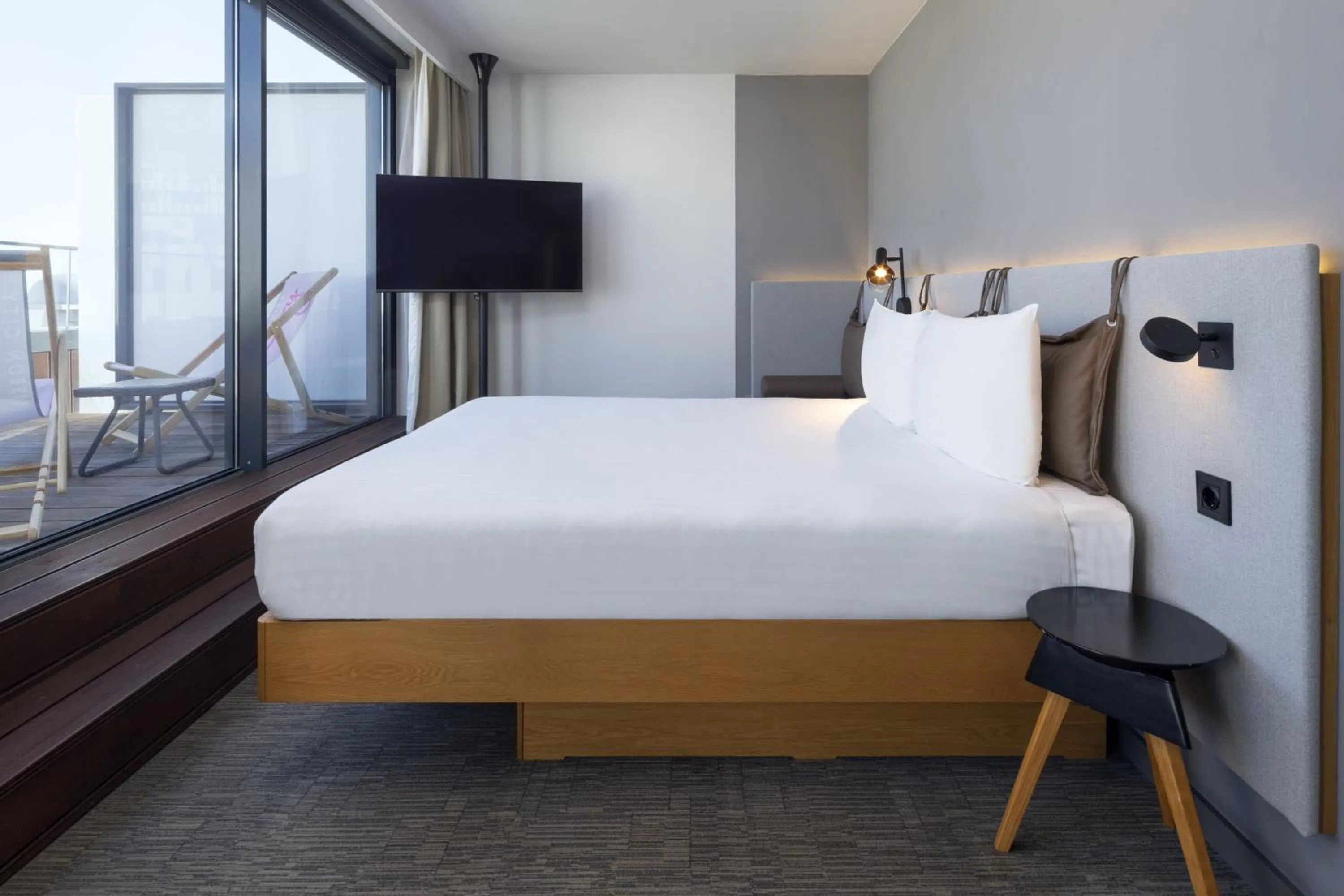 Photo of the whole room, Bed in Moxy Lisbon City