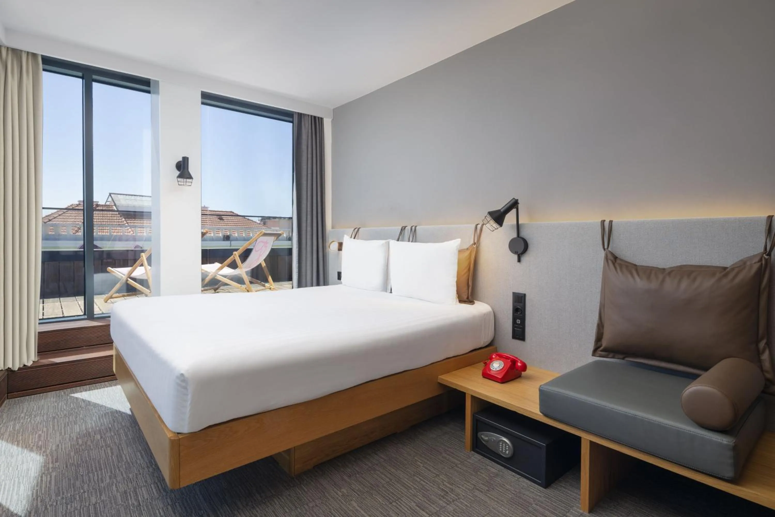 Photo of the whole room, Bed in Moxy Lisbon City