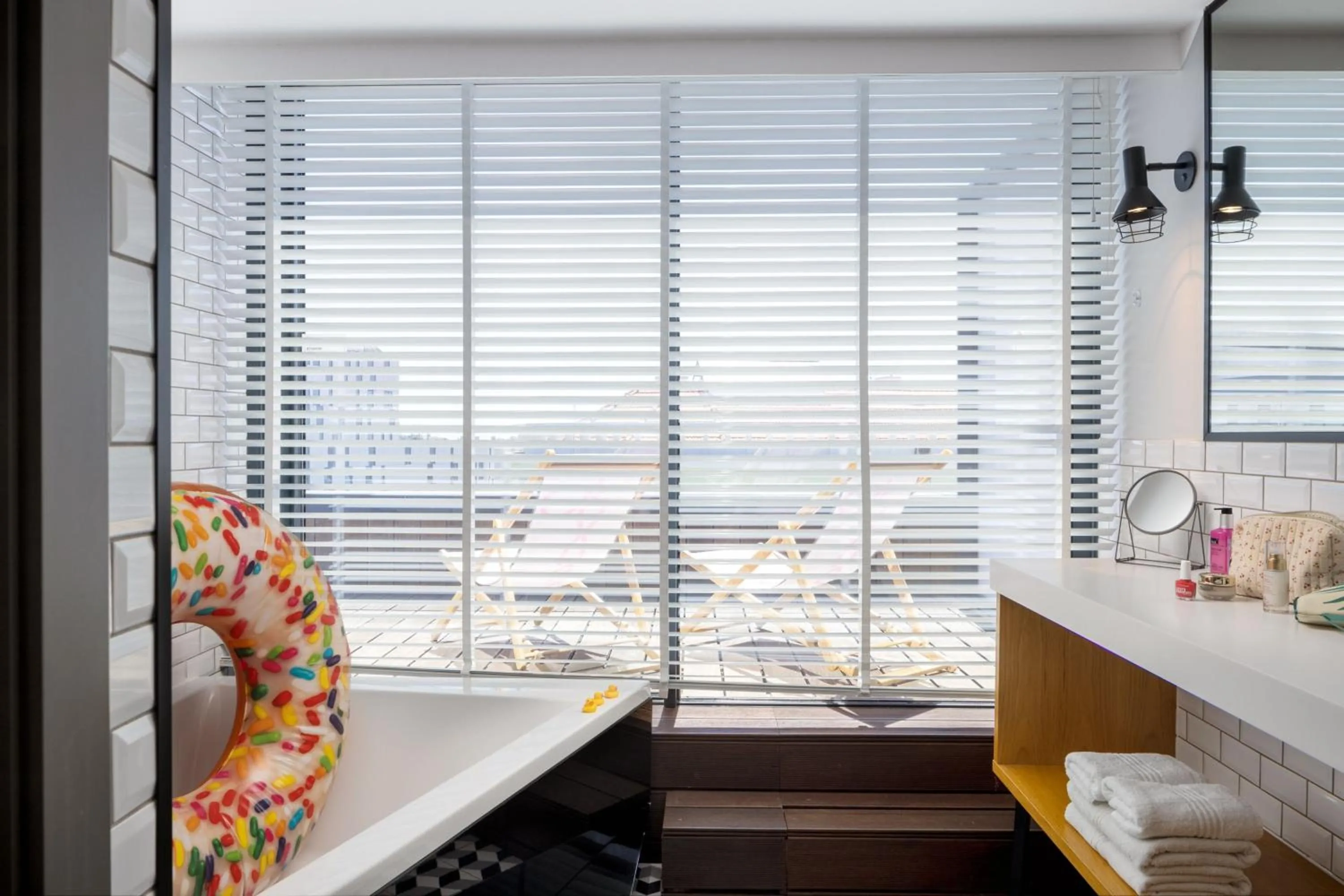 Bathroom, Bed in Moxy Lisbon City