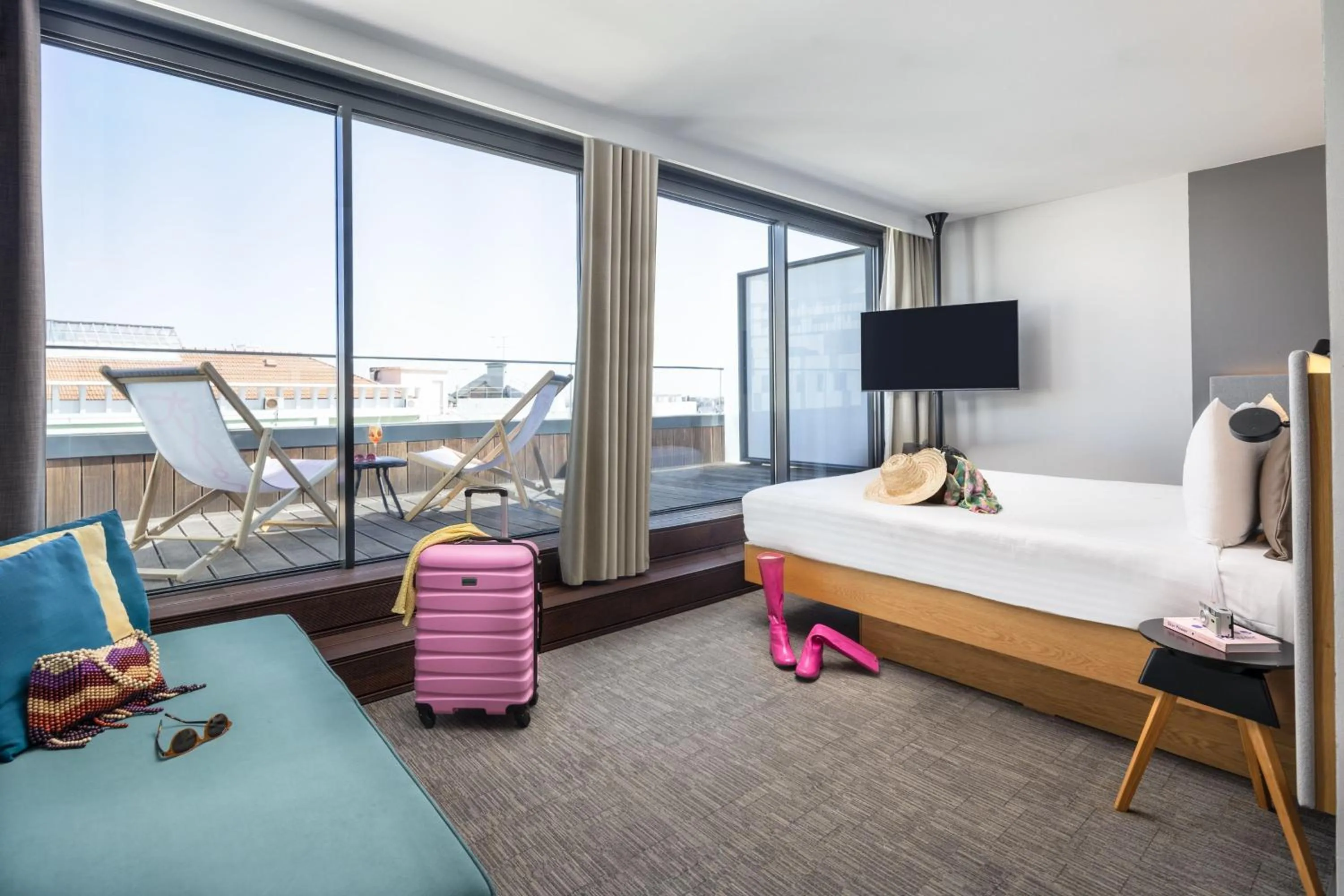 Photo of the whole room, Bed in Moxy Lisbon City