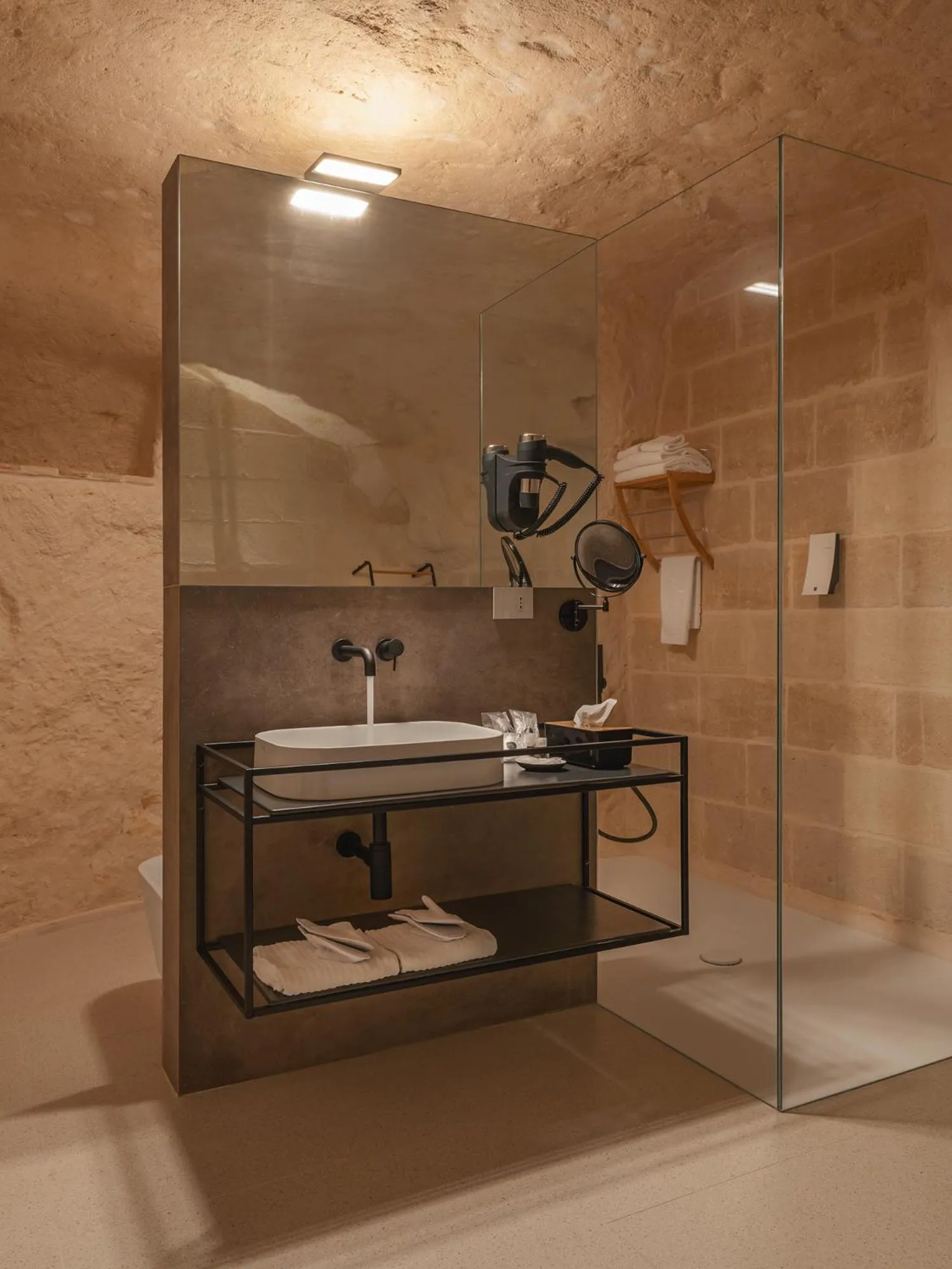 Shower in Palazzo Degli Abati