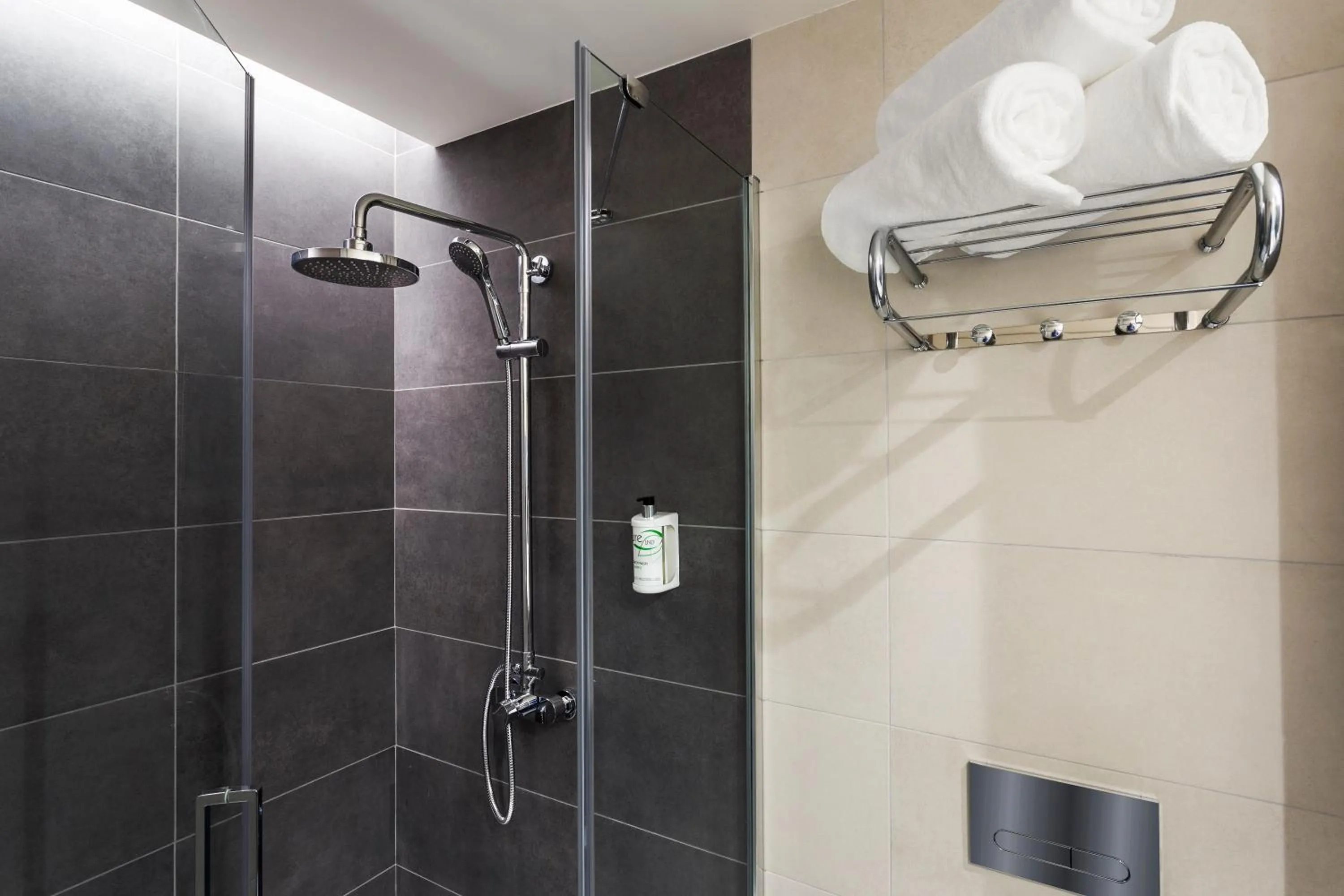 Shower in B&B HOTEL Lisboa Aeroporto