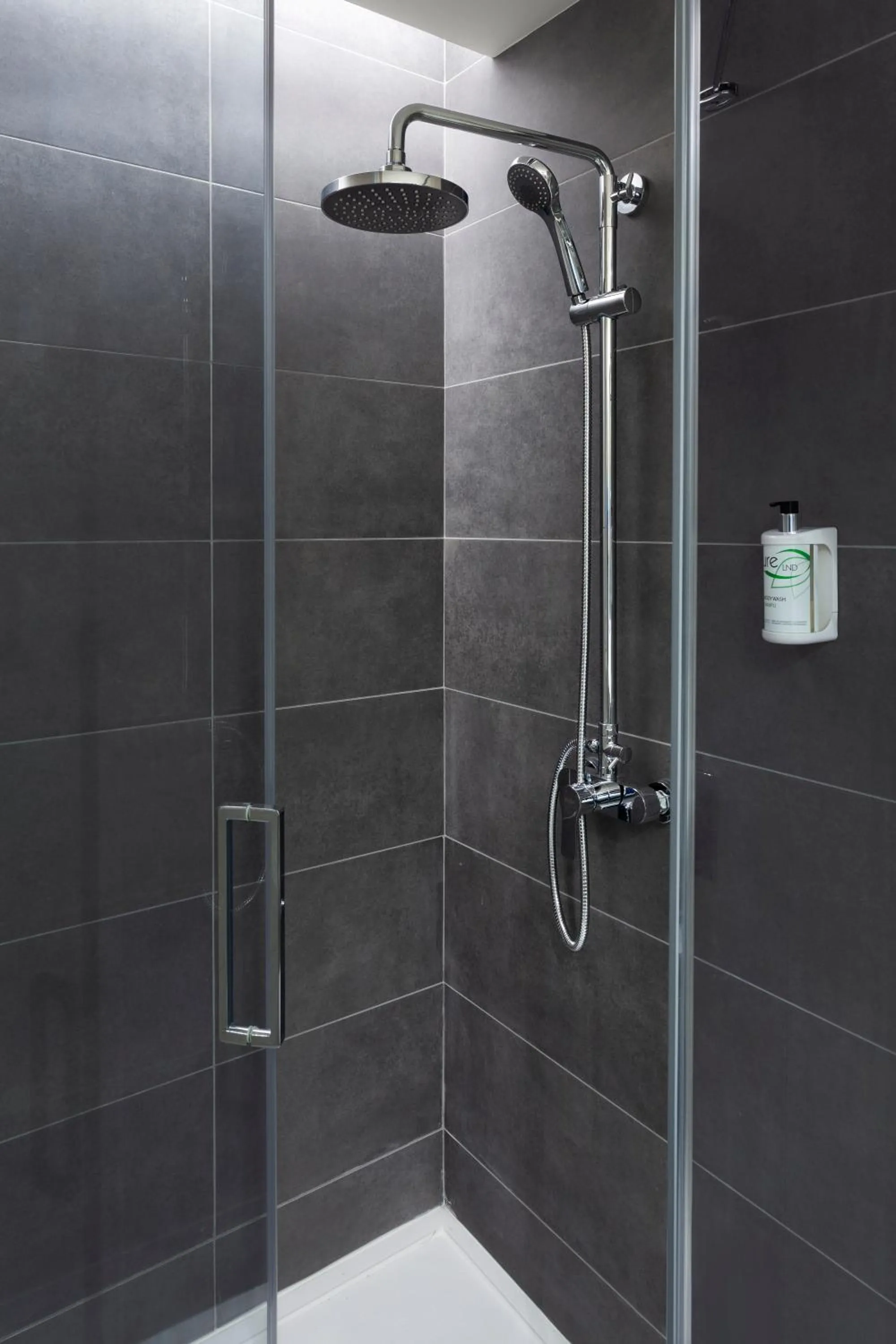 Shower in B&B HOTEL Lisboa Aeroporto