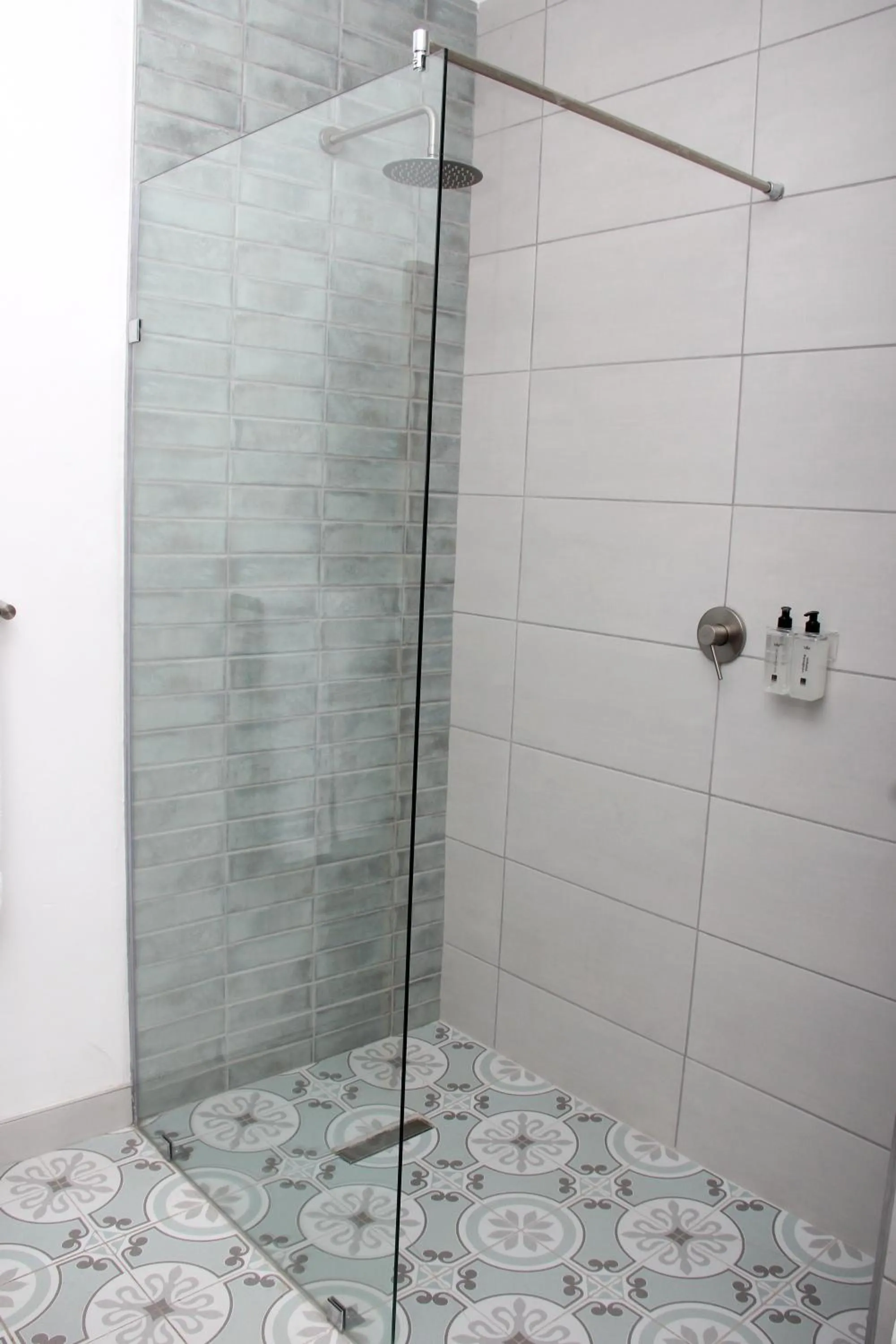 Shower in Fairy Knowe Hotel