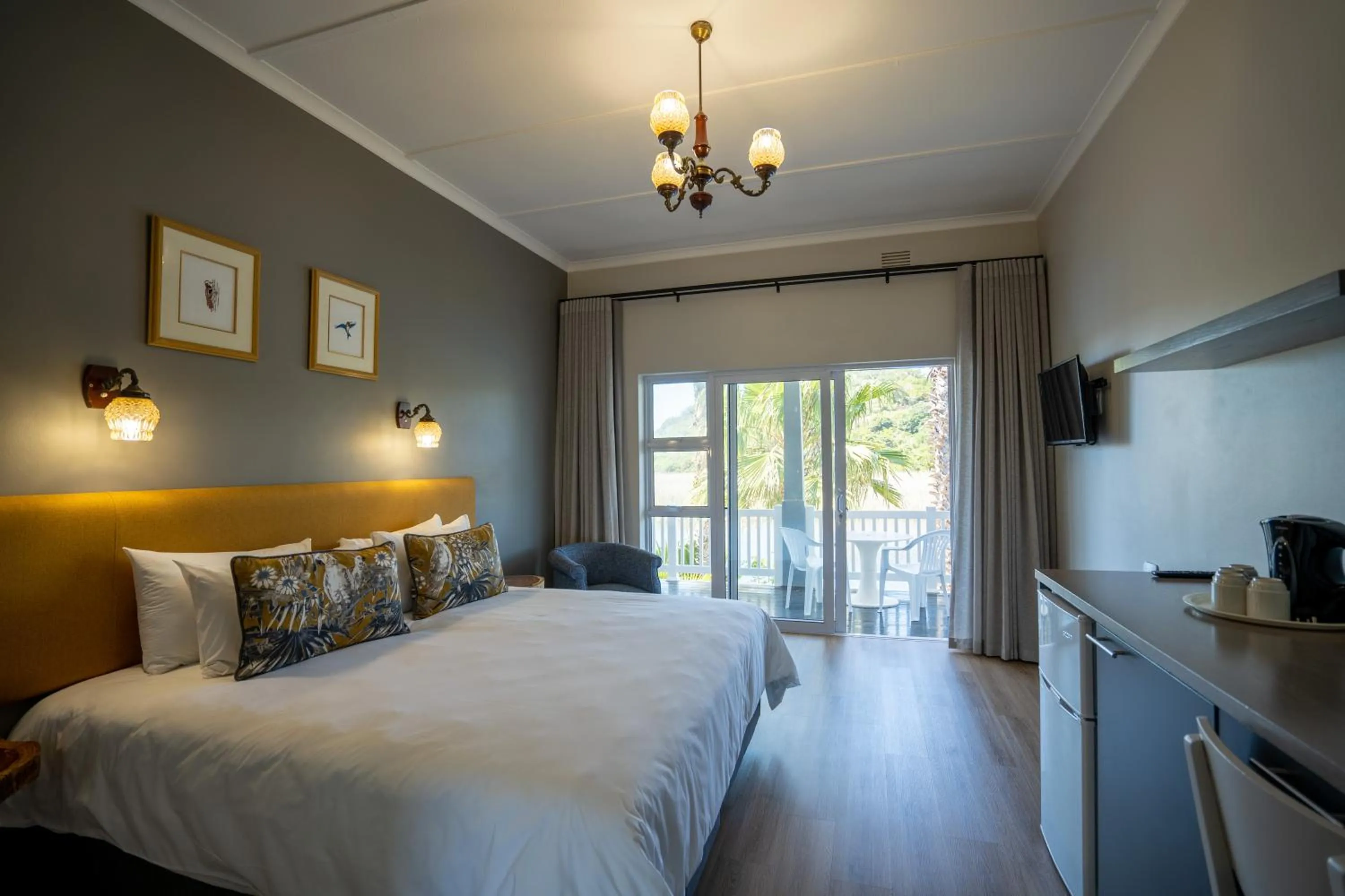 Bedroom, Bed in Fairy Knowe Hotel