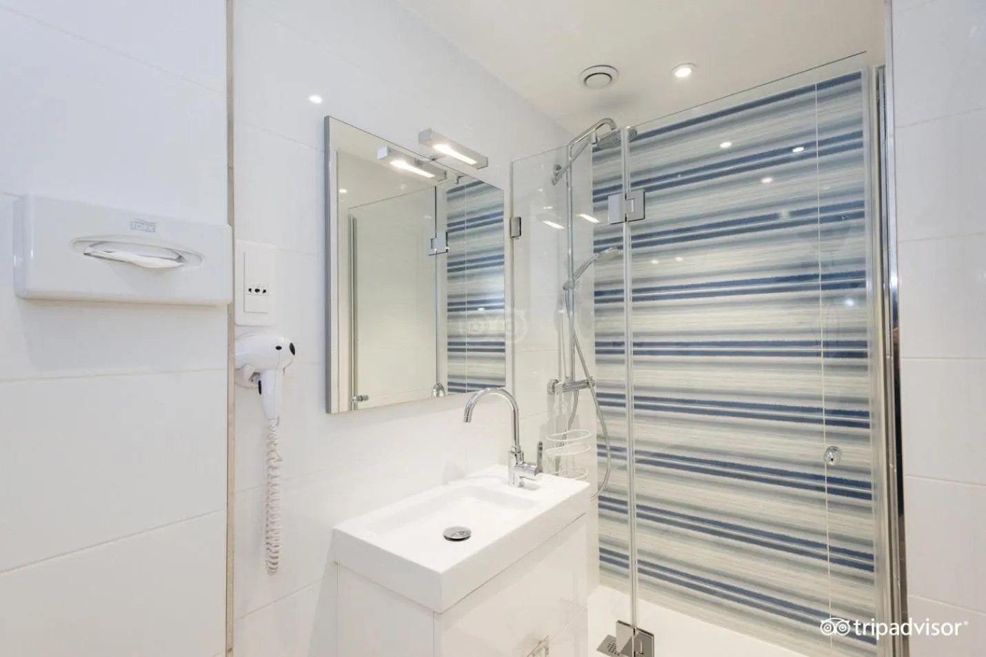 Bathroom in Hôtel La Sanguine