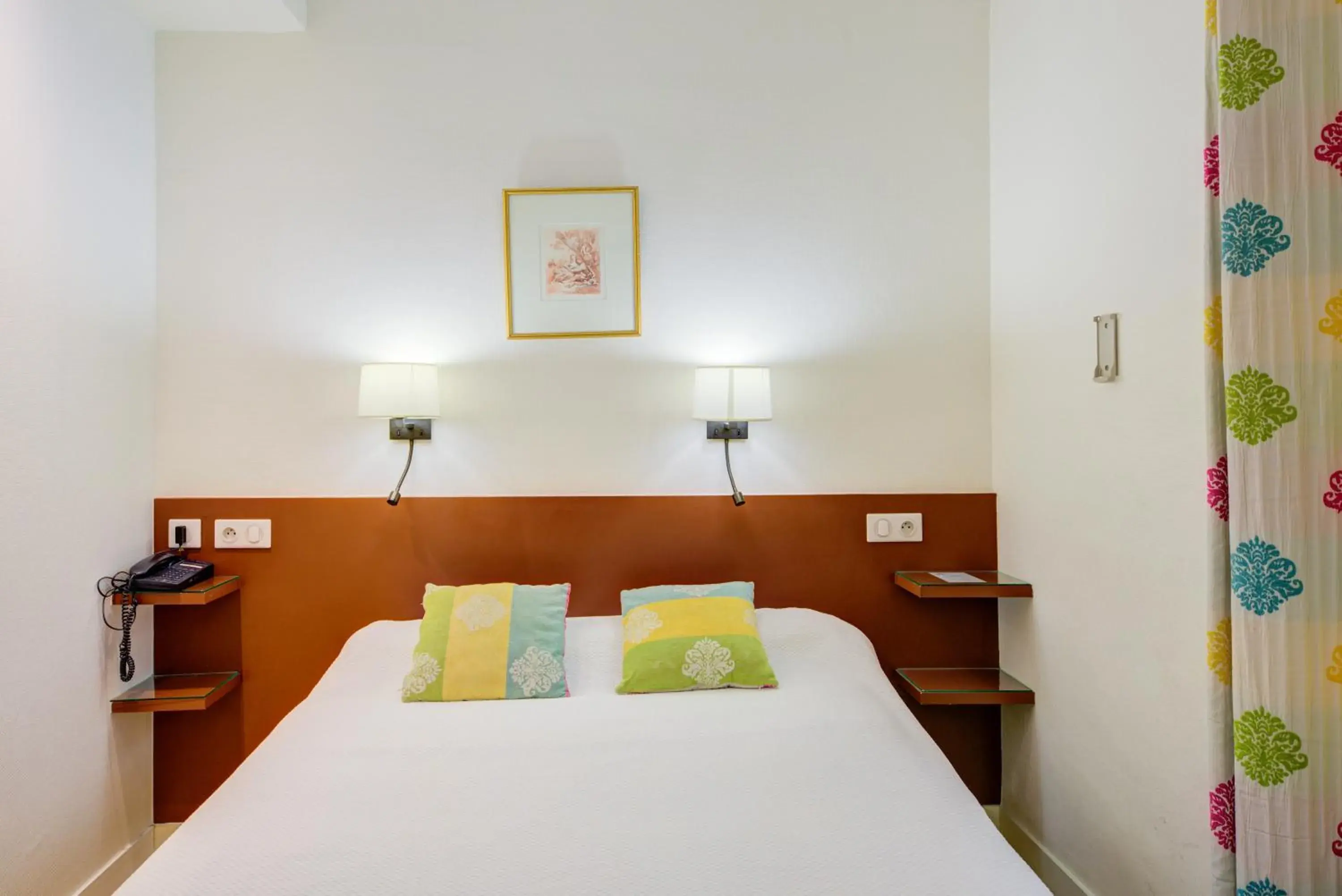 Bed in Hôtel La Sanguine Bed in Hôtel La Sanguine