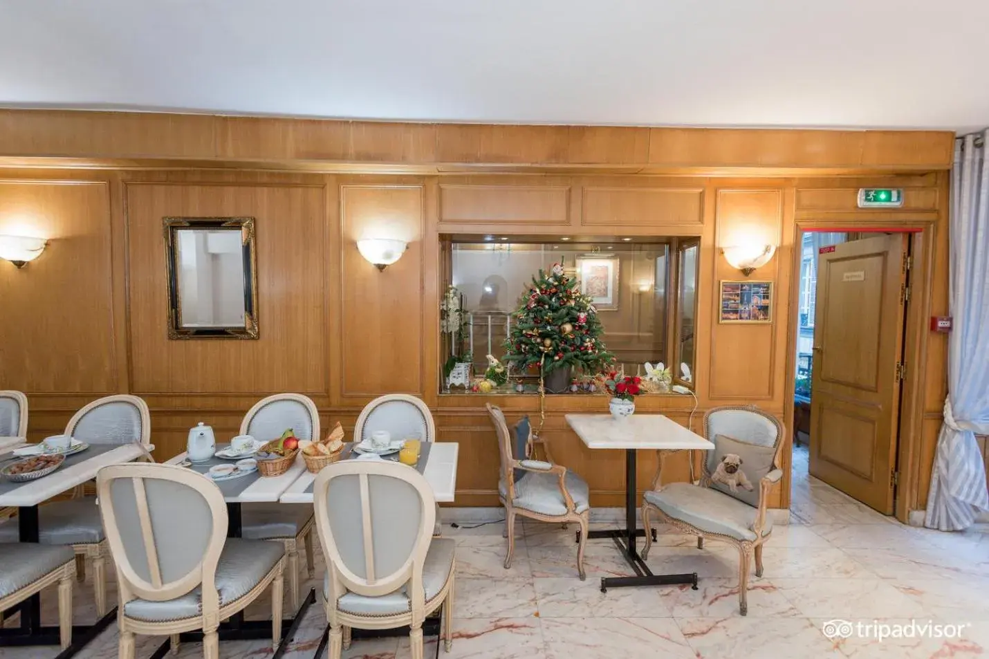 Lobby or reception in Hôtel La Sanguine Lobby or reception in Hôtel La Sanguine