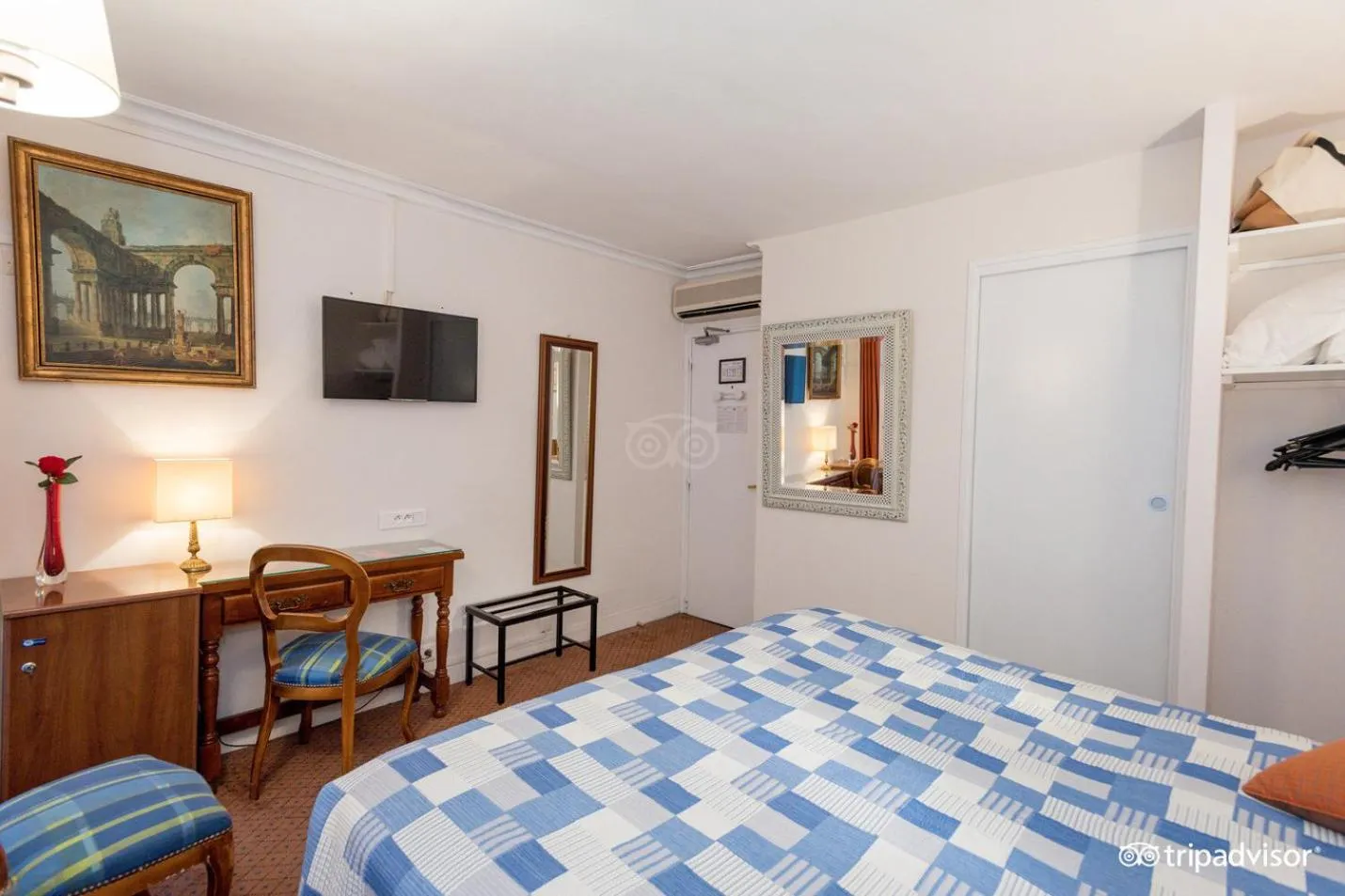 Bed in Hôtel La Sanguine