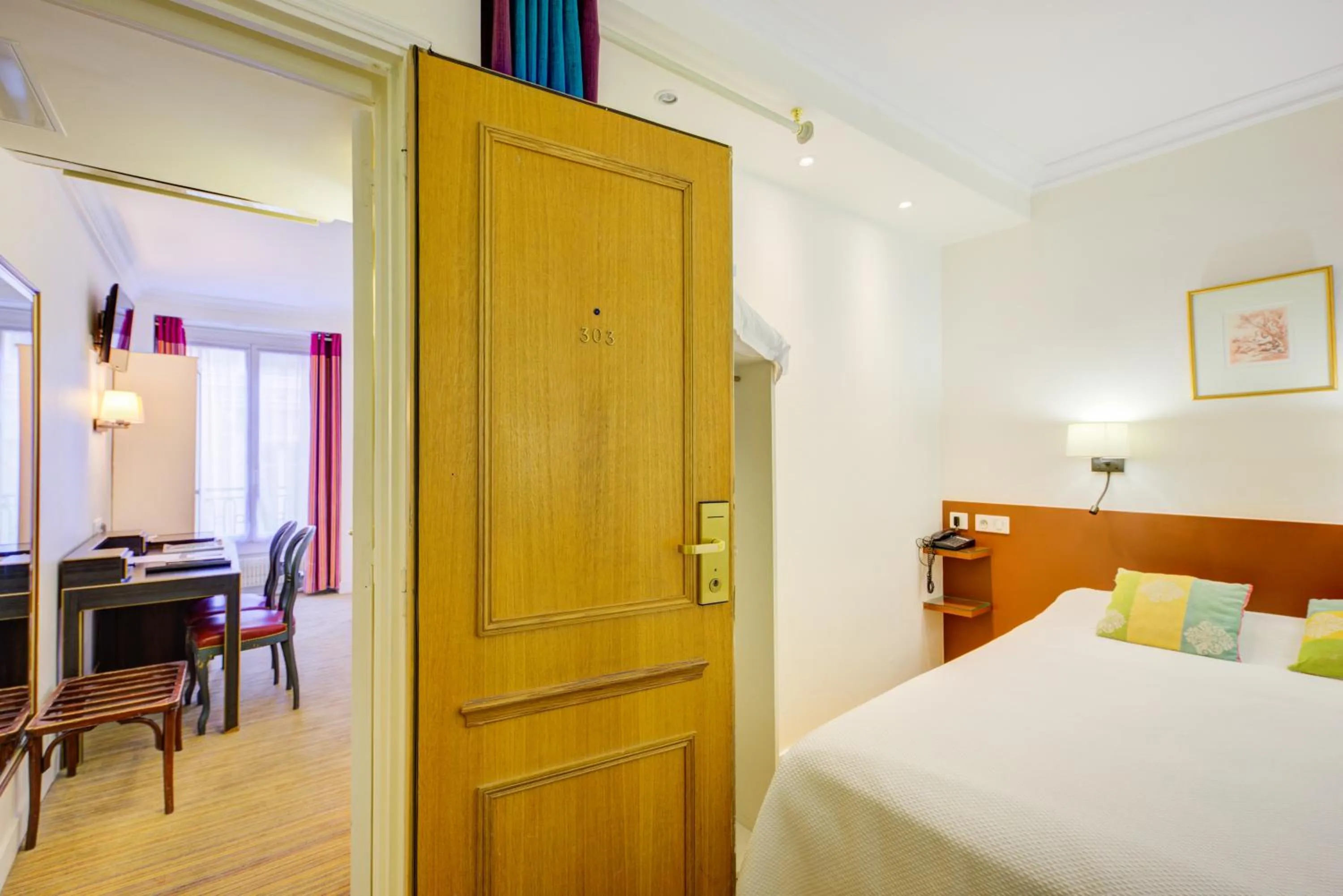 Photo of the whole room, Bed in Hôtel La Sanguine