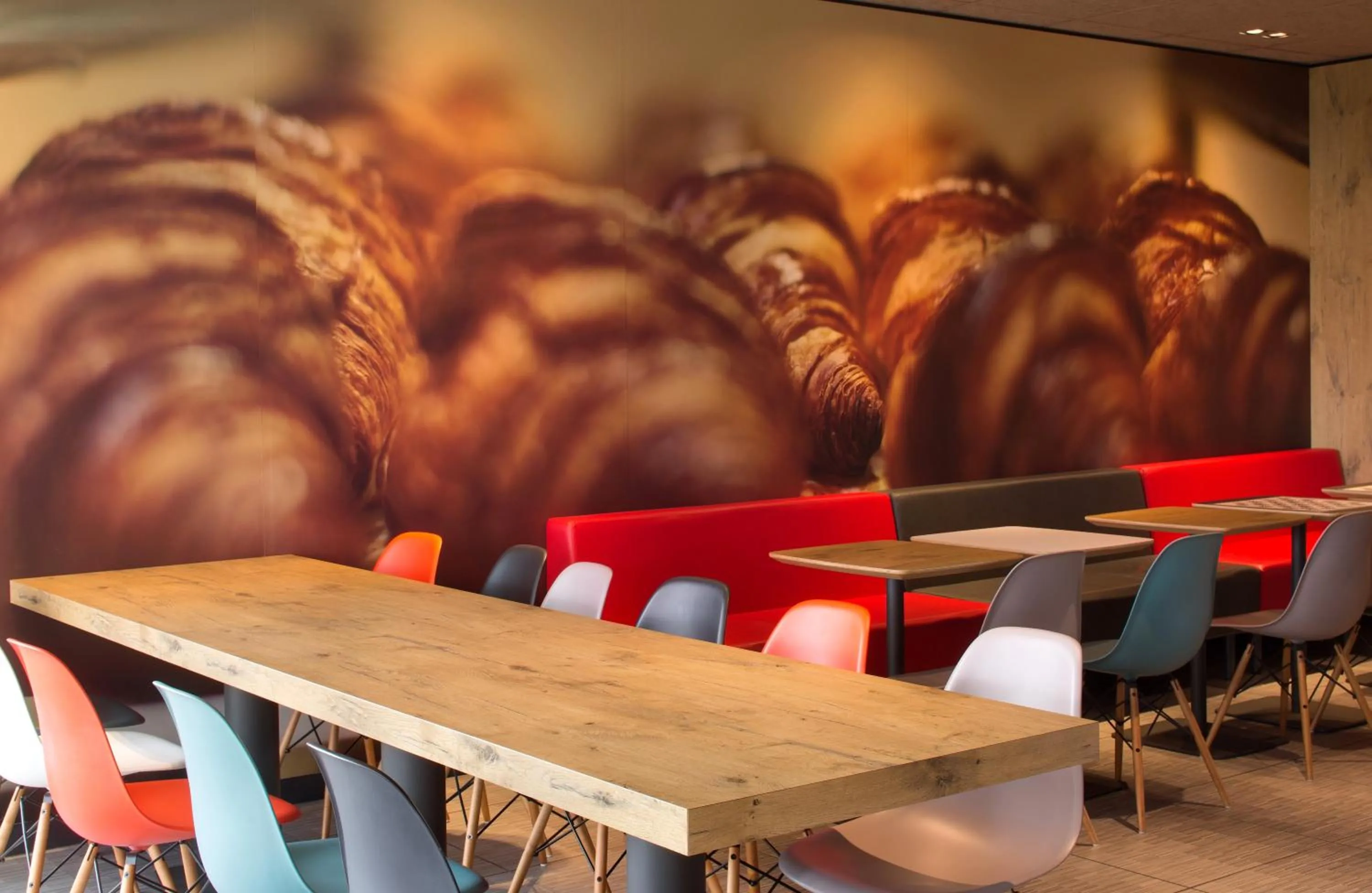 Dining area in ibis Montceau les Mines