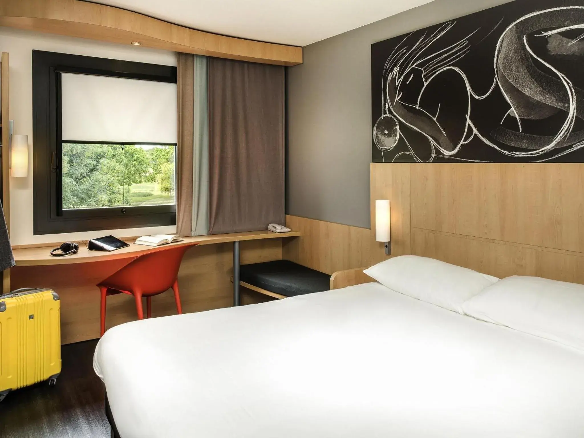 Bedroom, Bed in ibis Montceau les Mines Bedroom, Bed in ibis Montceau les Mines