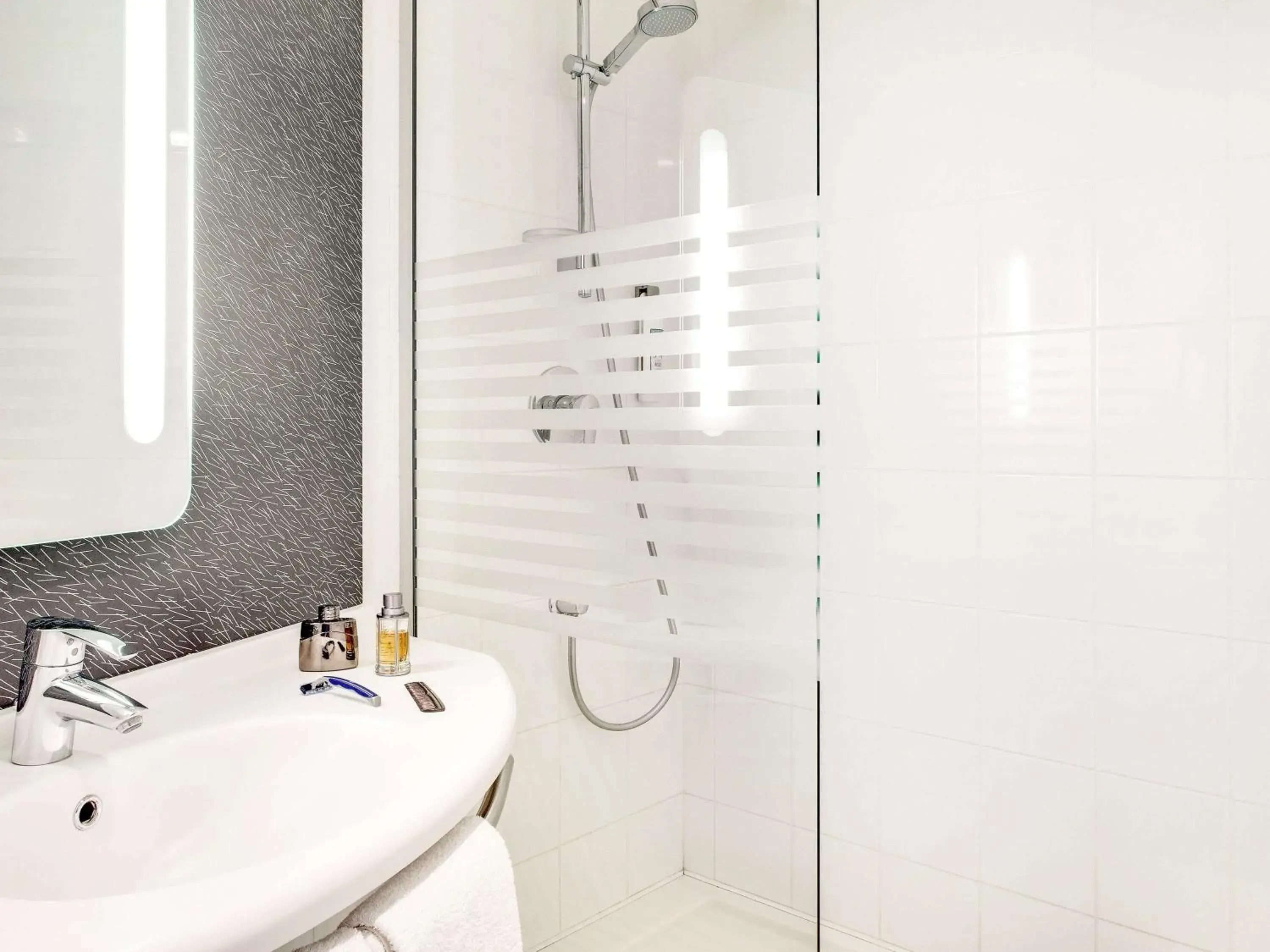 Photo of the whole room in ibis Montceau les Mines Photo of the whole room in ibis Montceau les Mines